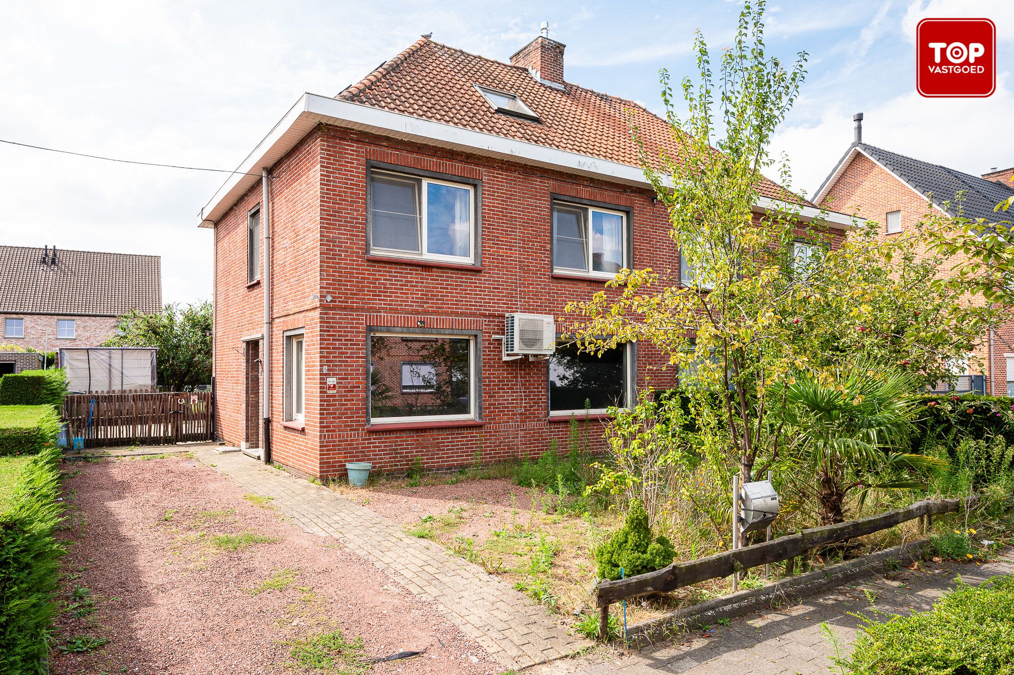 Ruime half open woning met mooie tuin en 5 slaapkamers. foto {{pictureIndex}}