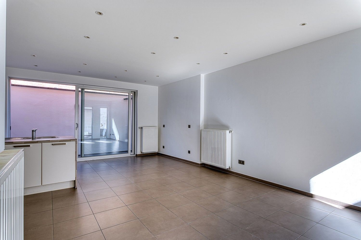 Moderne lichtrijke energiezuinige HOB-woning met koertje centrum Brugge-West, in doodlopend straatje, nabij ’t Zand, Smedenstraat, Concertgebouw en Vesten.  Werkelijk 100% instapklaar. Alle ruimtes en traphal opnieuw geschilderd.  Nieuwbouw 2011, EPC label B. Werkelijk alle winkels en openbaar vervoer in de buurt. AZ Sint-Jan op max. 10 min fietsen. Gelijkvloers met inkom en gastentoilet, living met moderne open keuken en toestellen.  Op verdieping 2 ruime slaapkamers, badkamer met toilet, lavabomeubel met spiegelkast, douche en handdoekdroger. Aparte wasplaats voor wasmachine en droogkast.  Alle nutsvoorzieningen aanwezig. Dubbel glas, aluminium ramen en schuifraam achteraan, Vaillant HR-ketel op aardgas met programmeerbare thermostaat. Proximus Fiber alsook Telenet aanwezig. Plaats voor fietsen of e-bike aan muuranker zijgevel buiten. Onmiddellijk vrij bij akte.  Ideaal voor 1 of 2 personen, ideaal voor koppel of alleenstaande,  ideaal voor studenten, ideaal voor starters of... foto 8