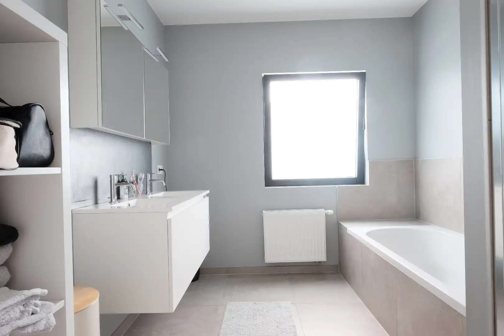 Ruime moderne woning met tuin foto 11
