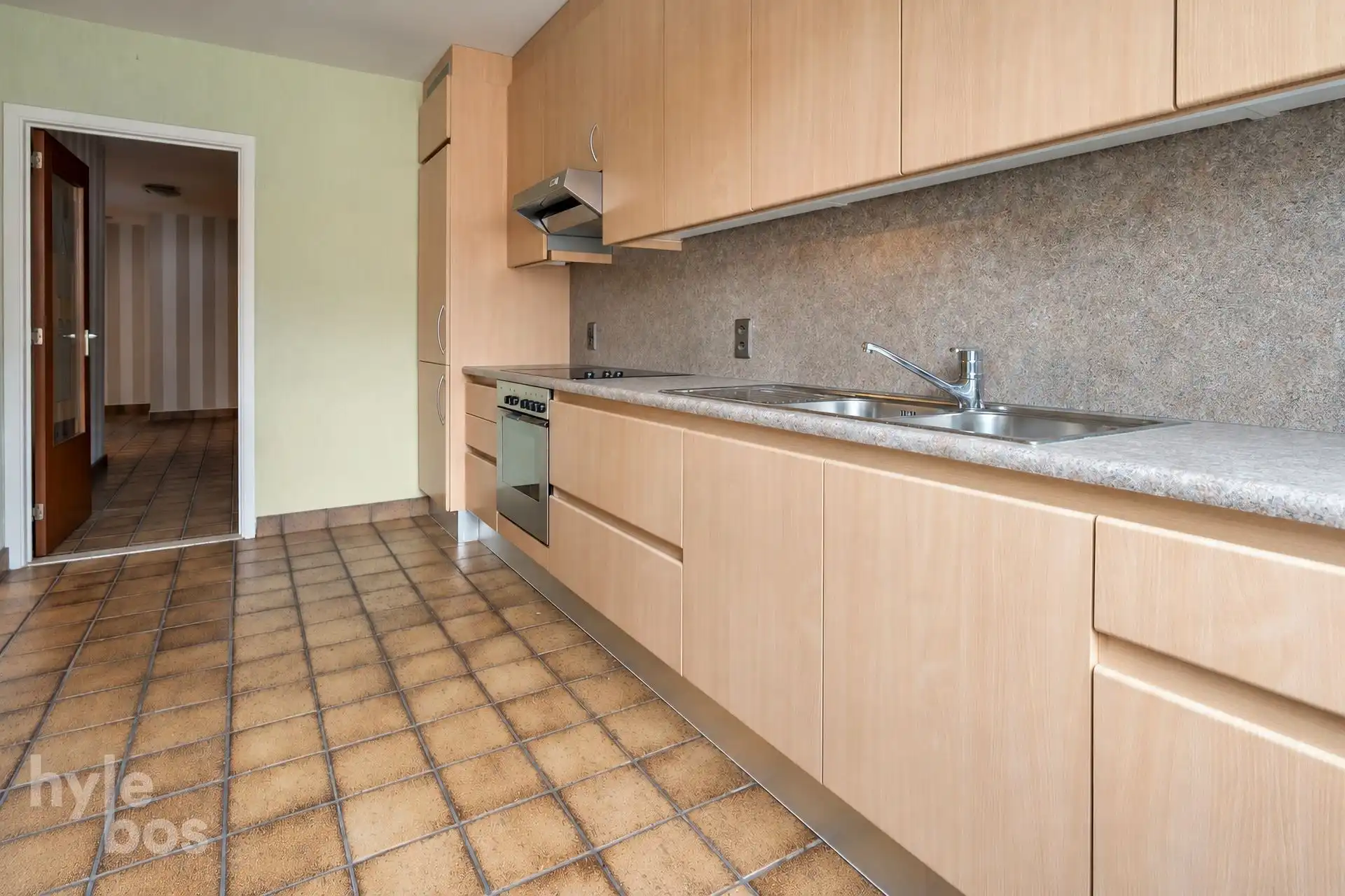 Centraal gelegen 2 slaapkamer appartement met garage foto 9