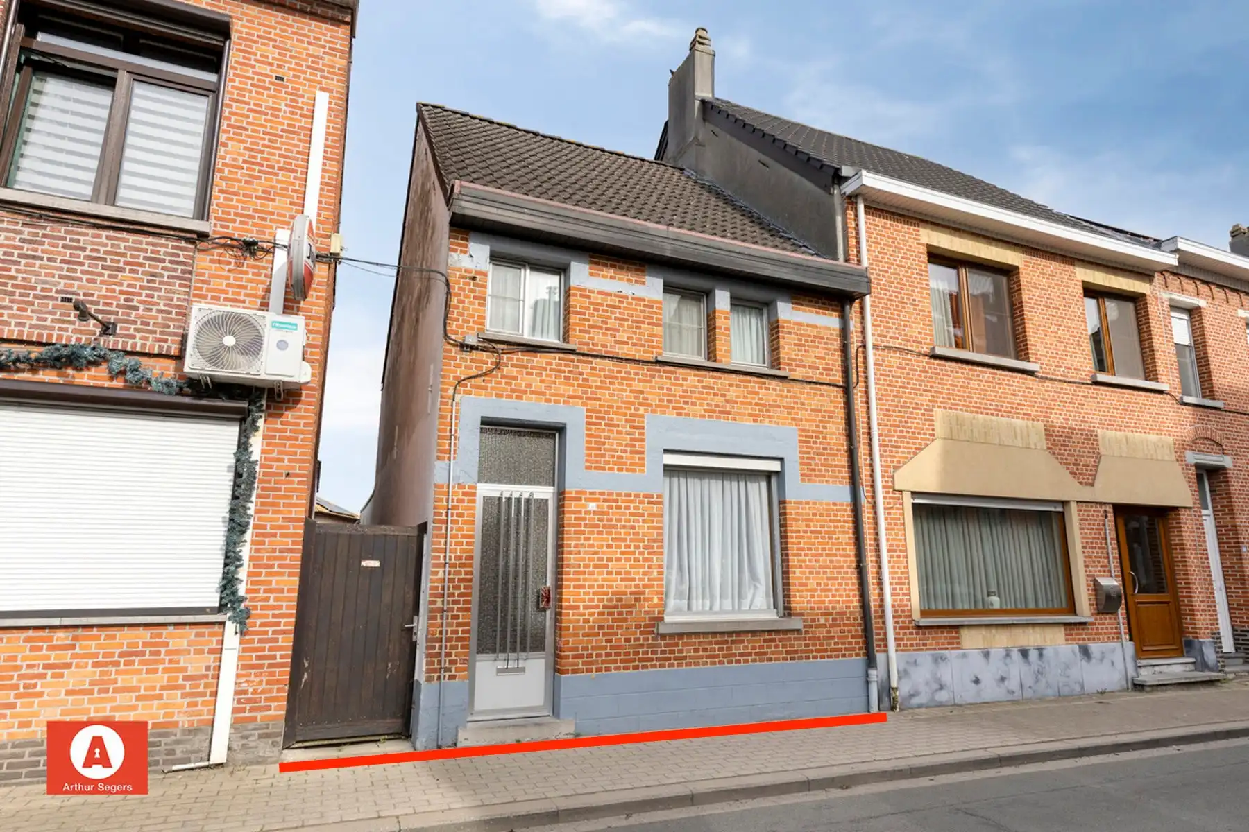 Hoofdfoto van de publicatie: Solide half-open bebouwing met achtergelegen fietswegel.