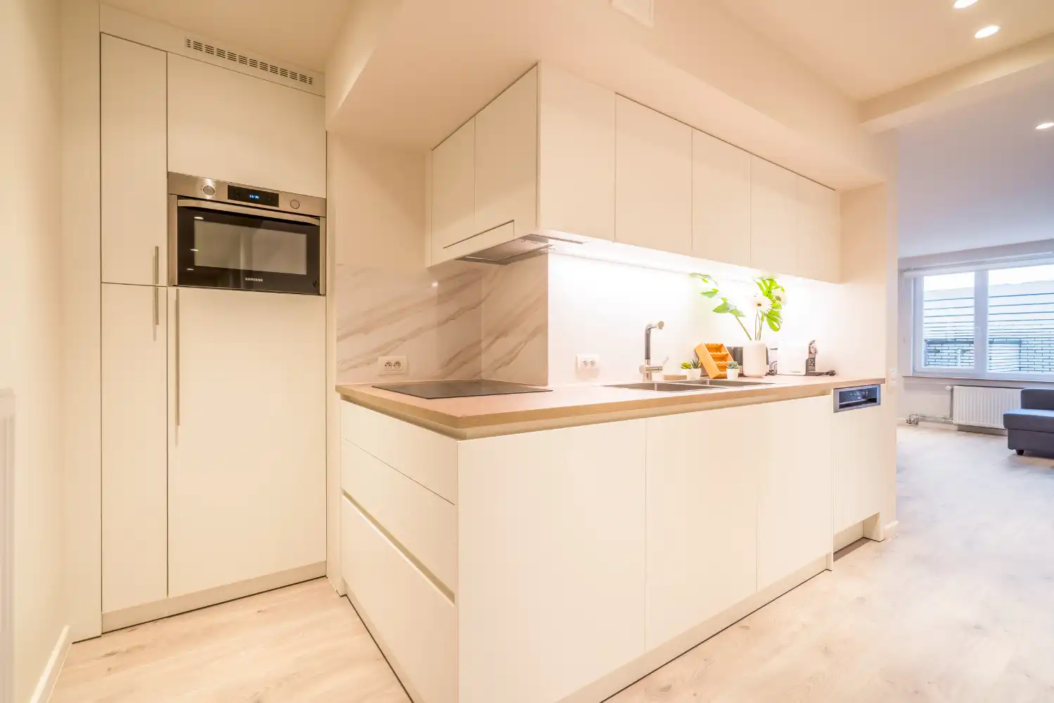 Modern instapklaar appartement met twee slaapkamers. Let op: dit pand heeft geen zeezicht! foto 5