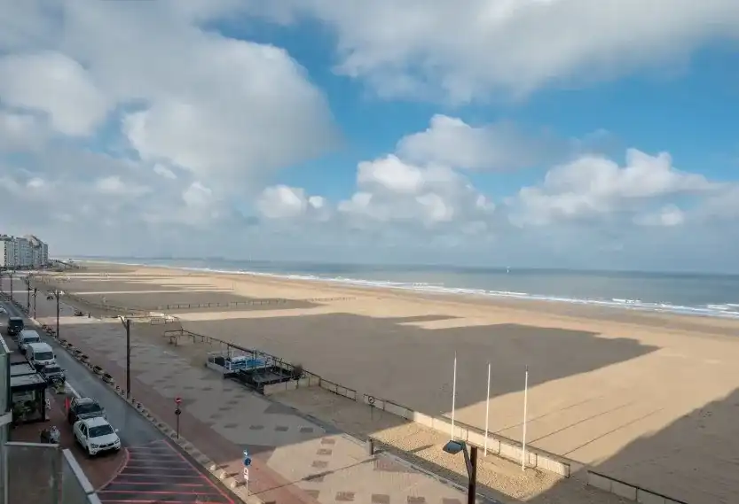 Exclusief gerenoveerd appartement met frontaal zeezicht op toplocatie in het Zoute foto 8