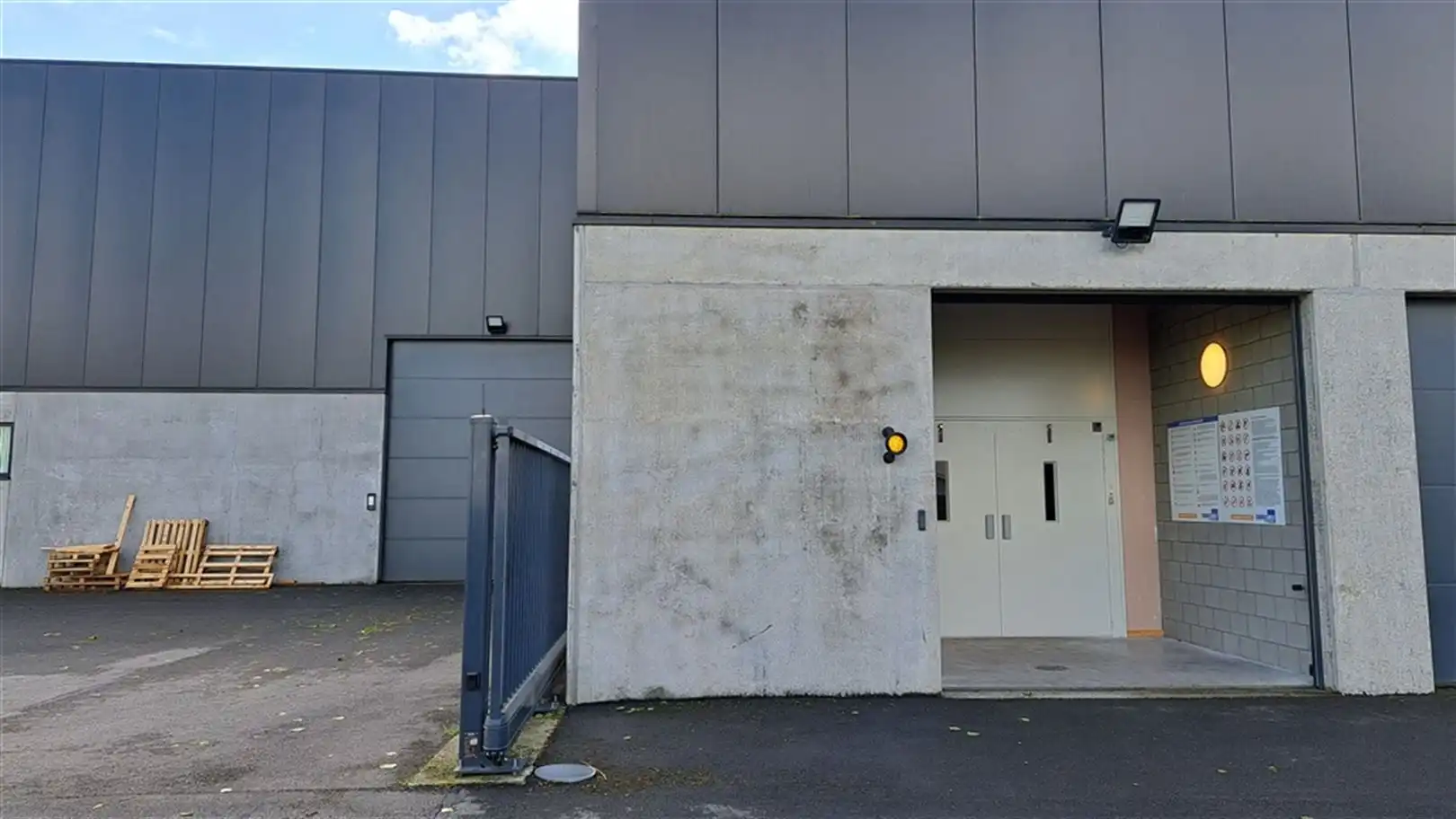 Kwalitatieve magazijnen + parkeerplaatsen foto 2