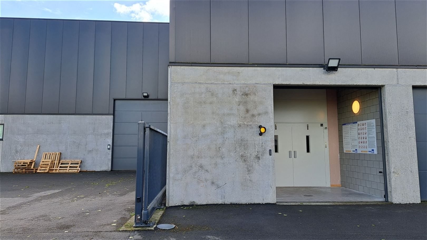 Kwalitatieve magazijnen + parkeerplaatsen foto 2