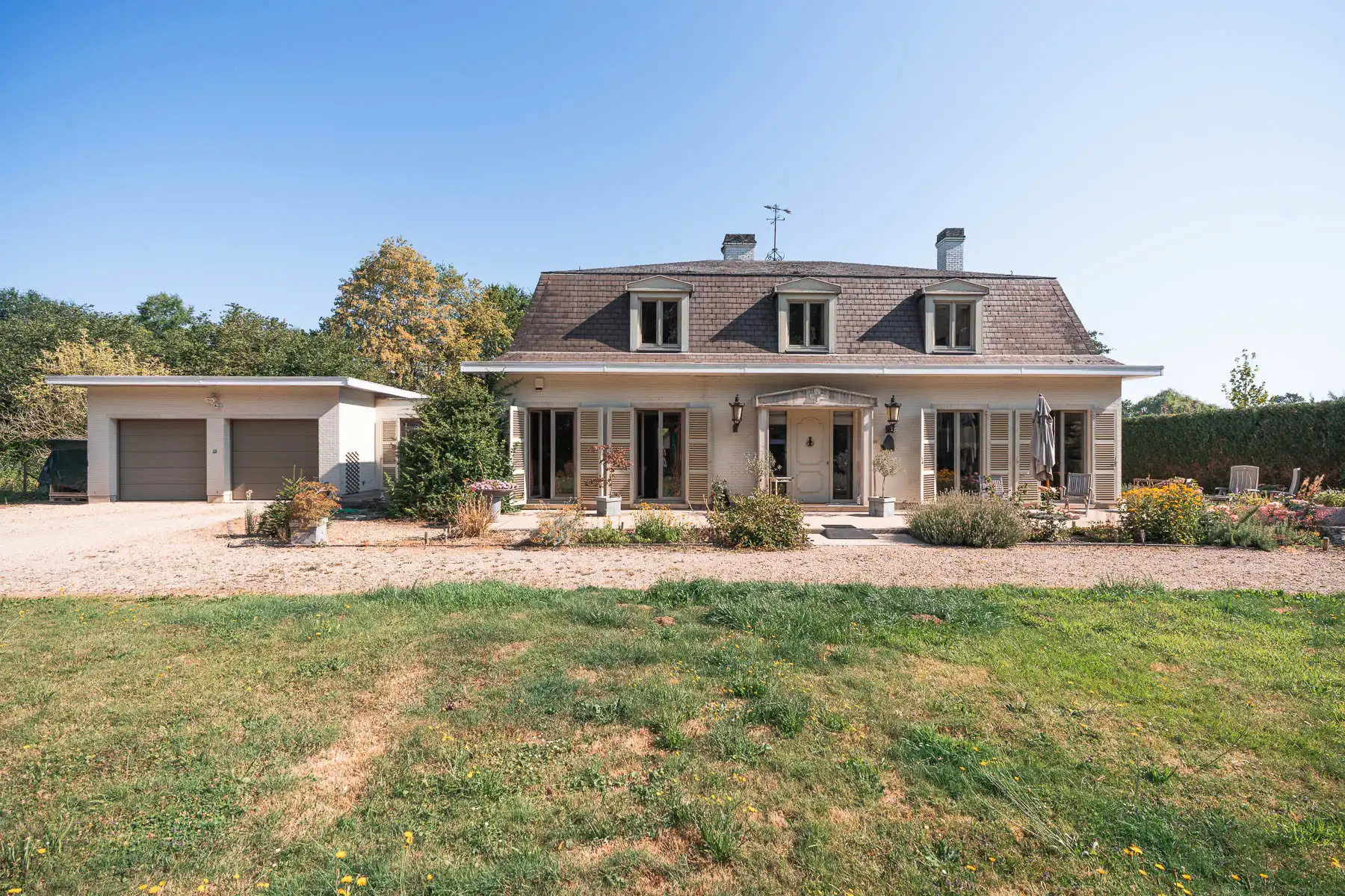 Hoofdfoto van de publicatie: Royale villa op groot perceel met vergunde schuur