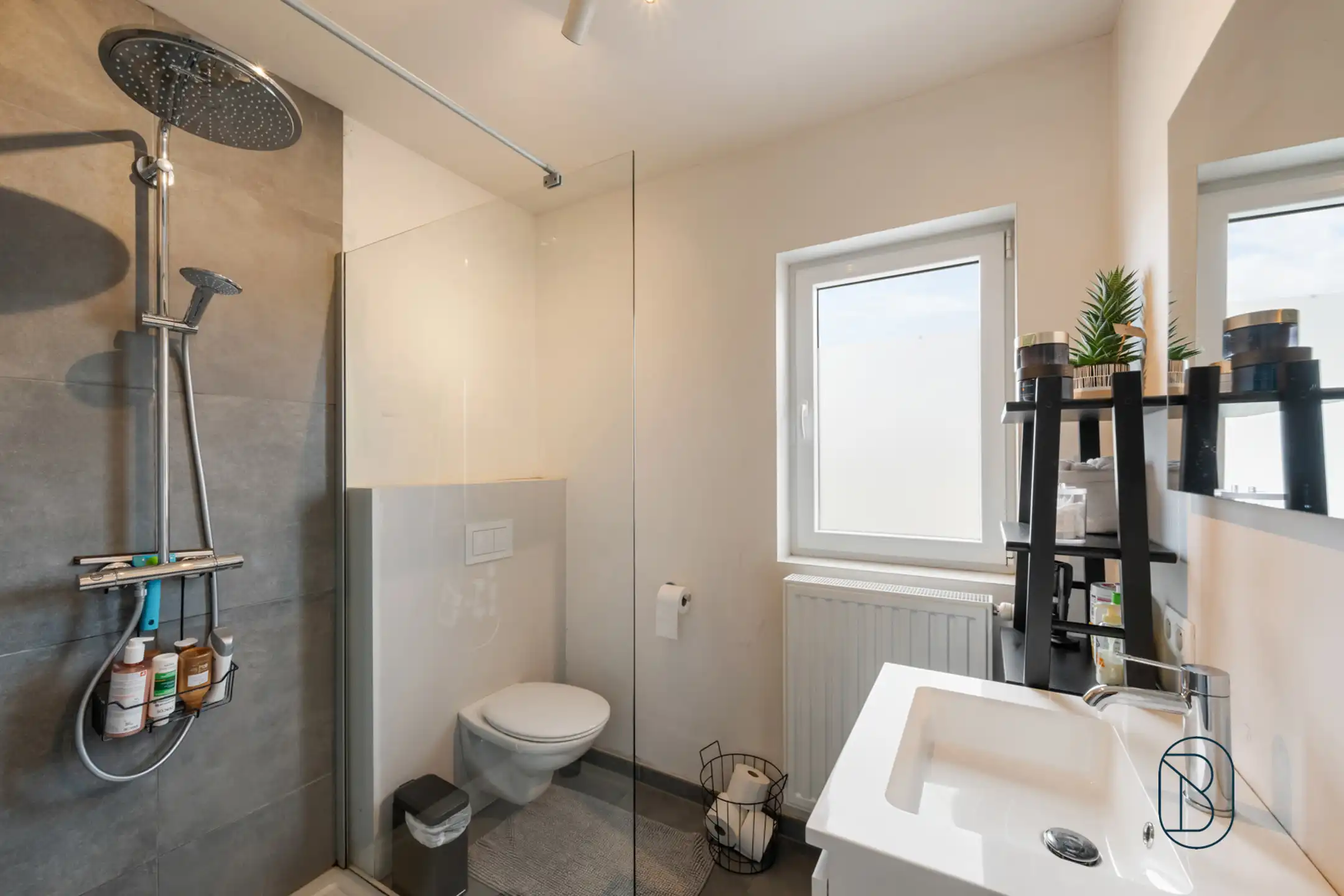 Volledig vernieuwde woning met 3 slk, garage en oprit foto 11