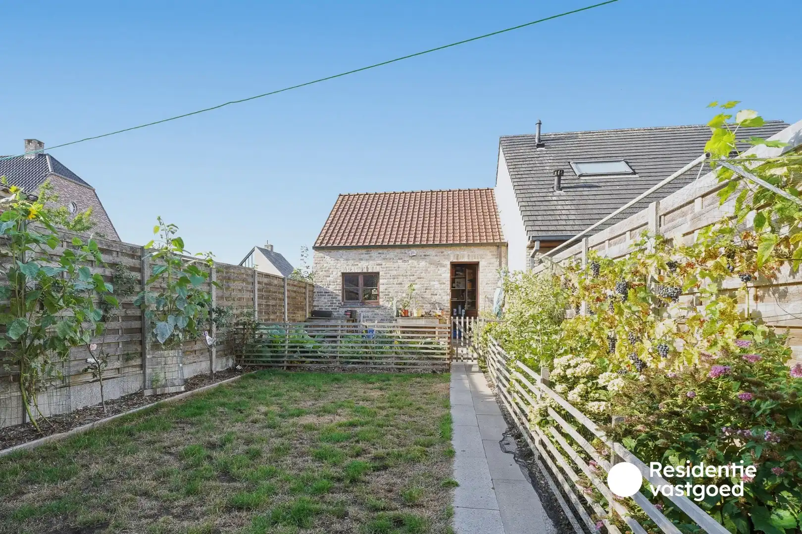 Ruime gezinswoning met 4 slaapkamers, dubbele garage en zonnige tuin in Ettelgem foto 11