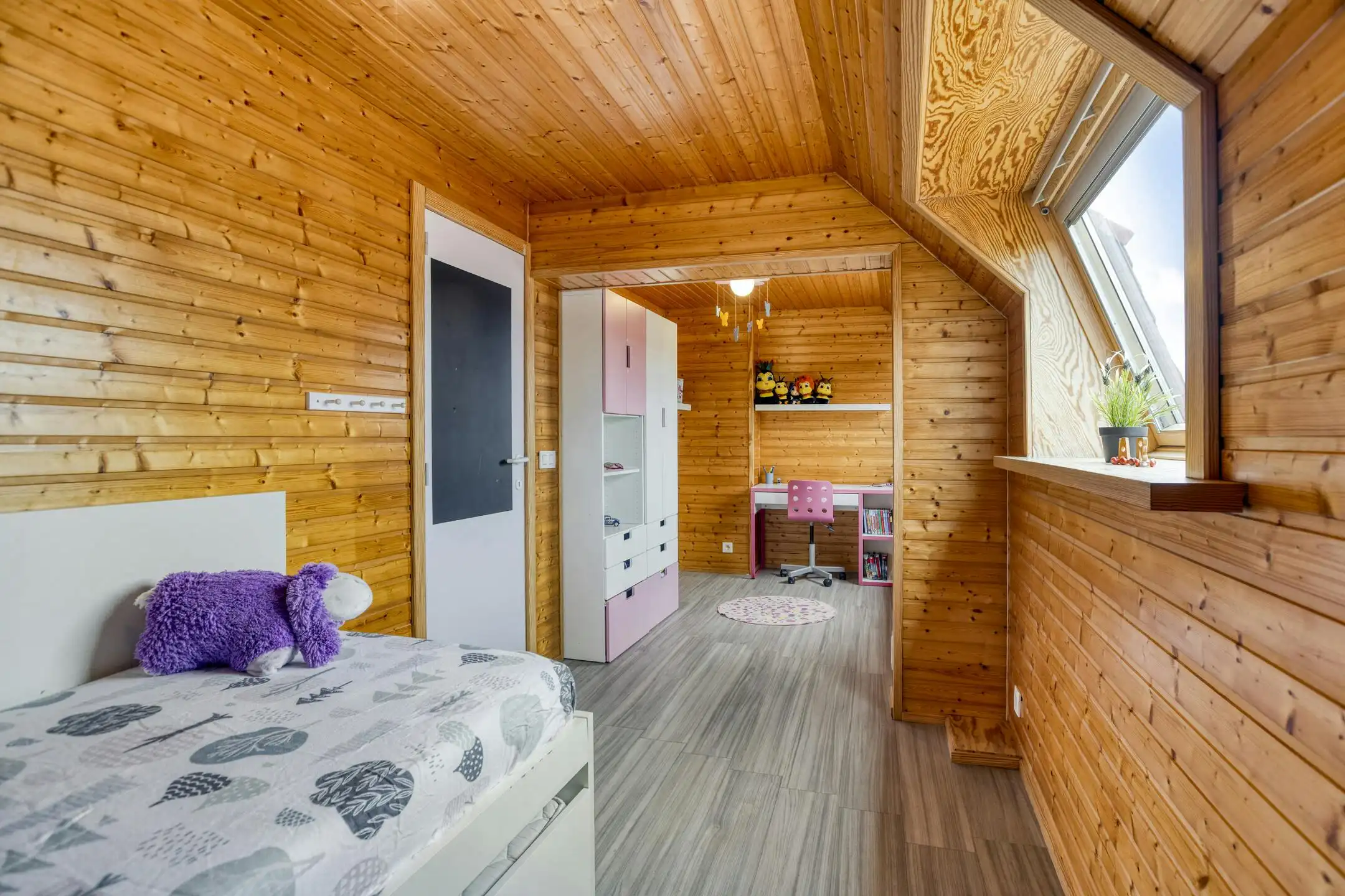 Gezinswoning met 4 slaapkamers en garage te koop in Stasegem!  foto 6