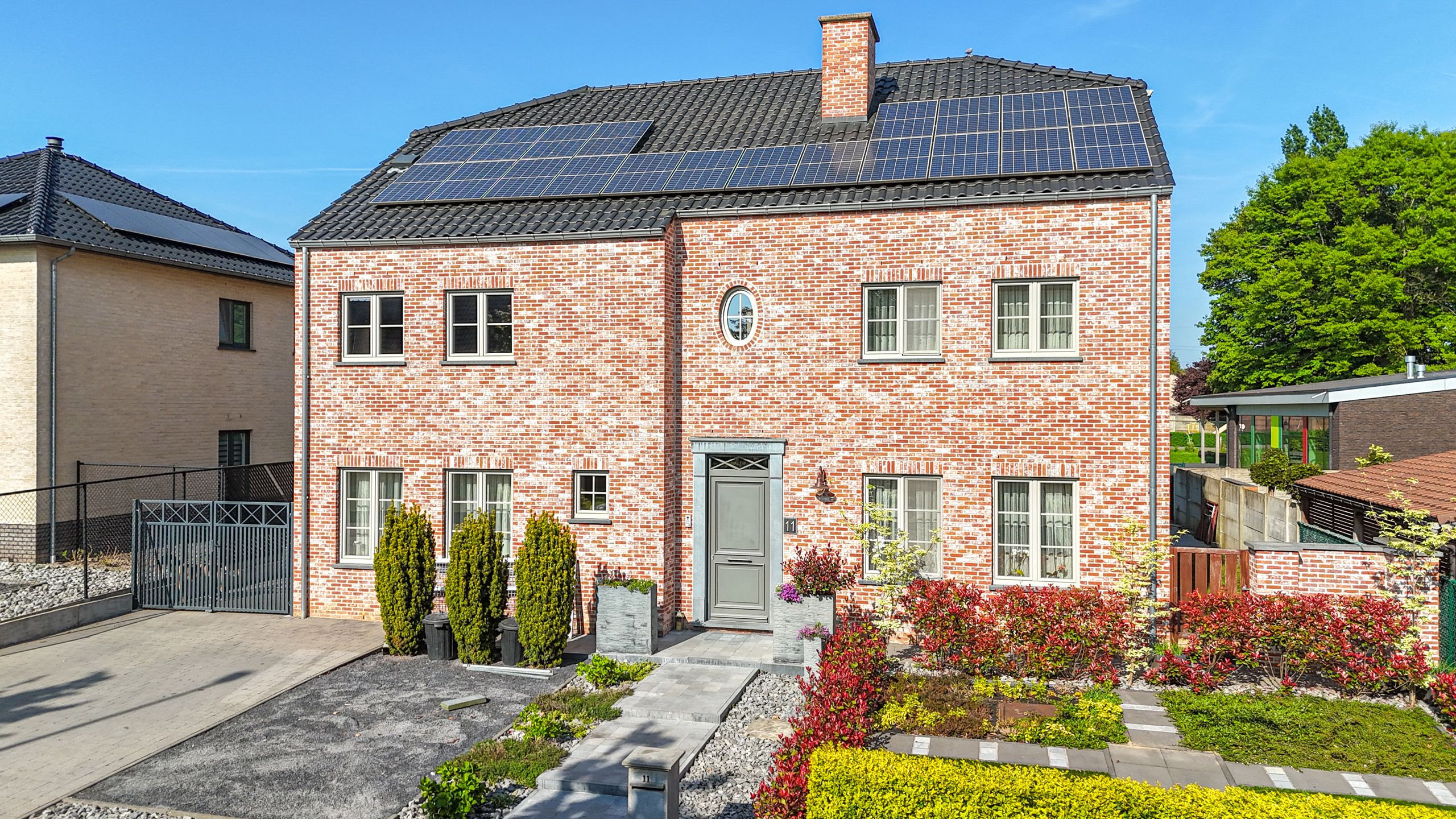 Karaktervolle nieuwbouw villa met 6slpks te Houthalen! foto {{pictureIndex}}