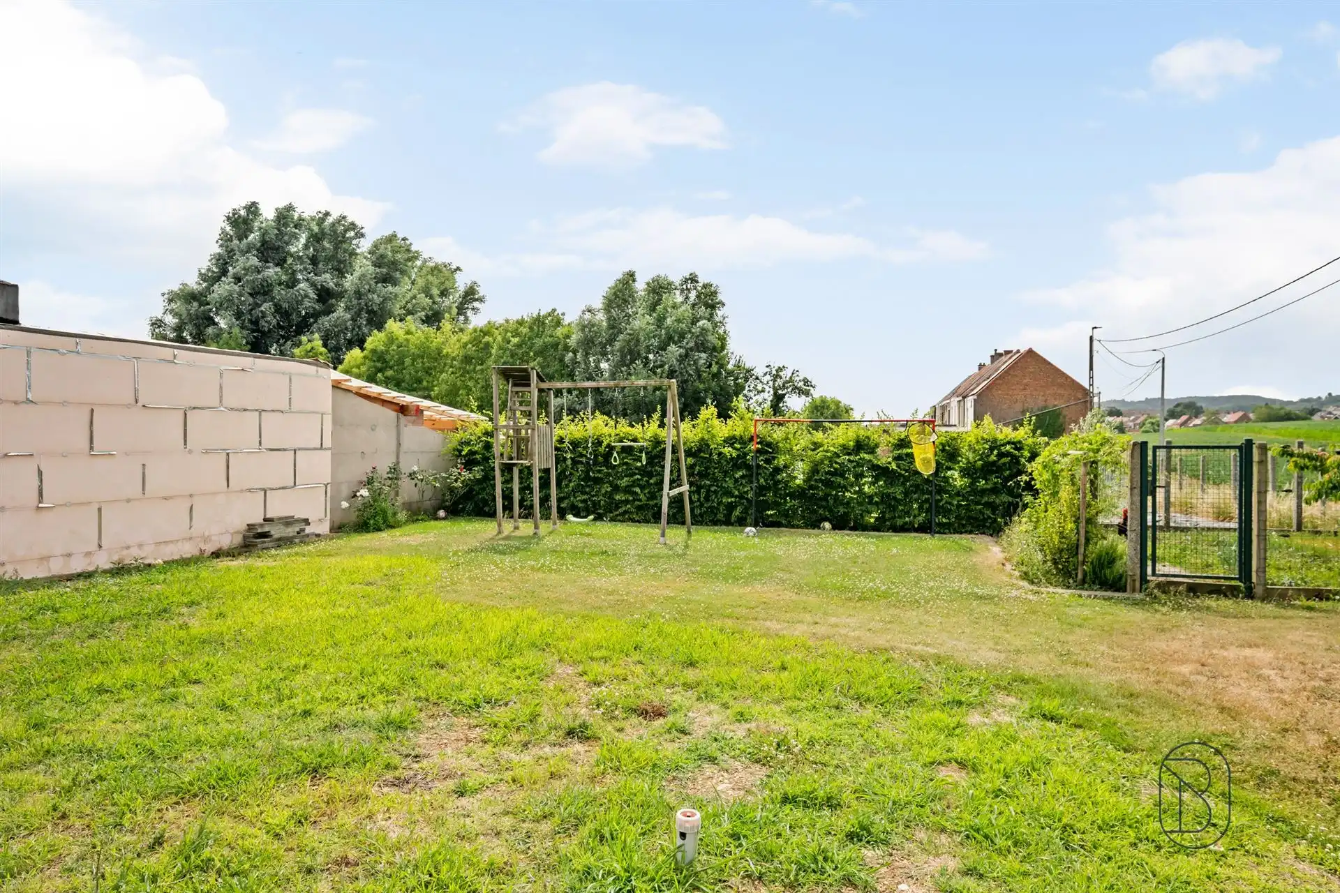 Recent gerenoveerde gezinswoning met 4 slpk, garage & tuin foto 6