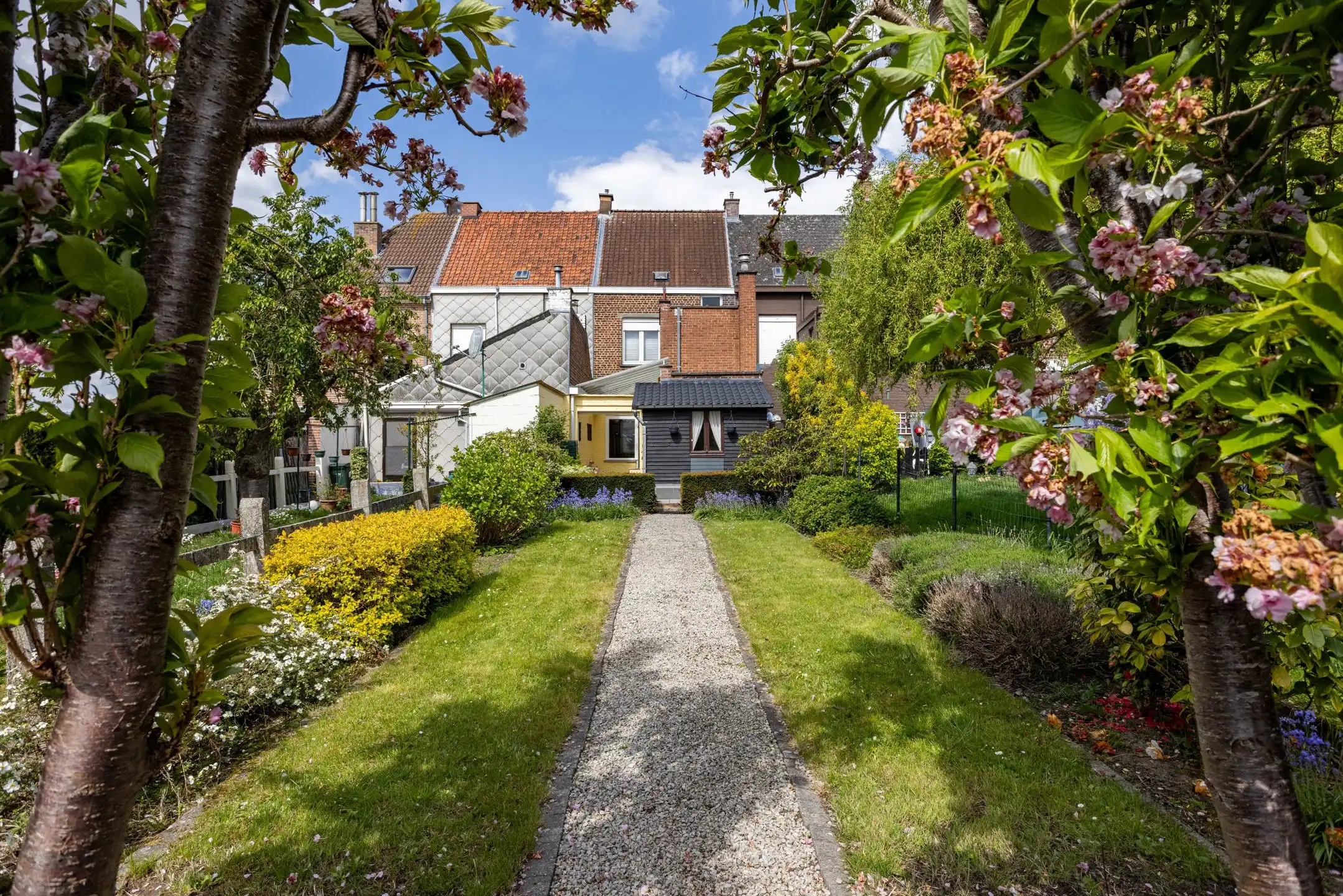 Deels te renoveren rijwoning in een rustige buurt foto 31