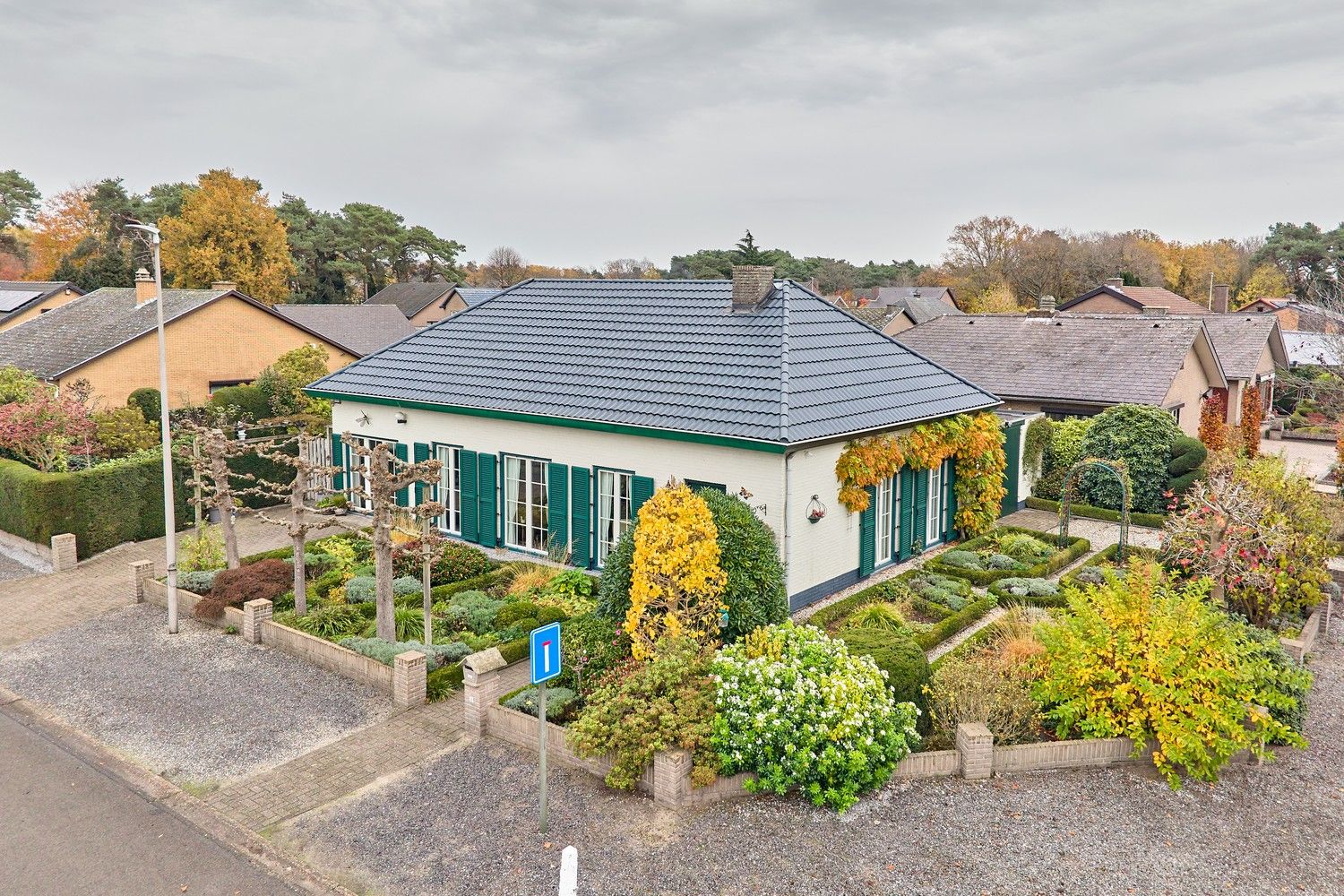 Gezellige en goed onderhouden bungalow met praktische bovenverdieping op fraai aangelegd perceel foto 26