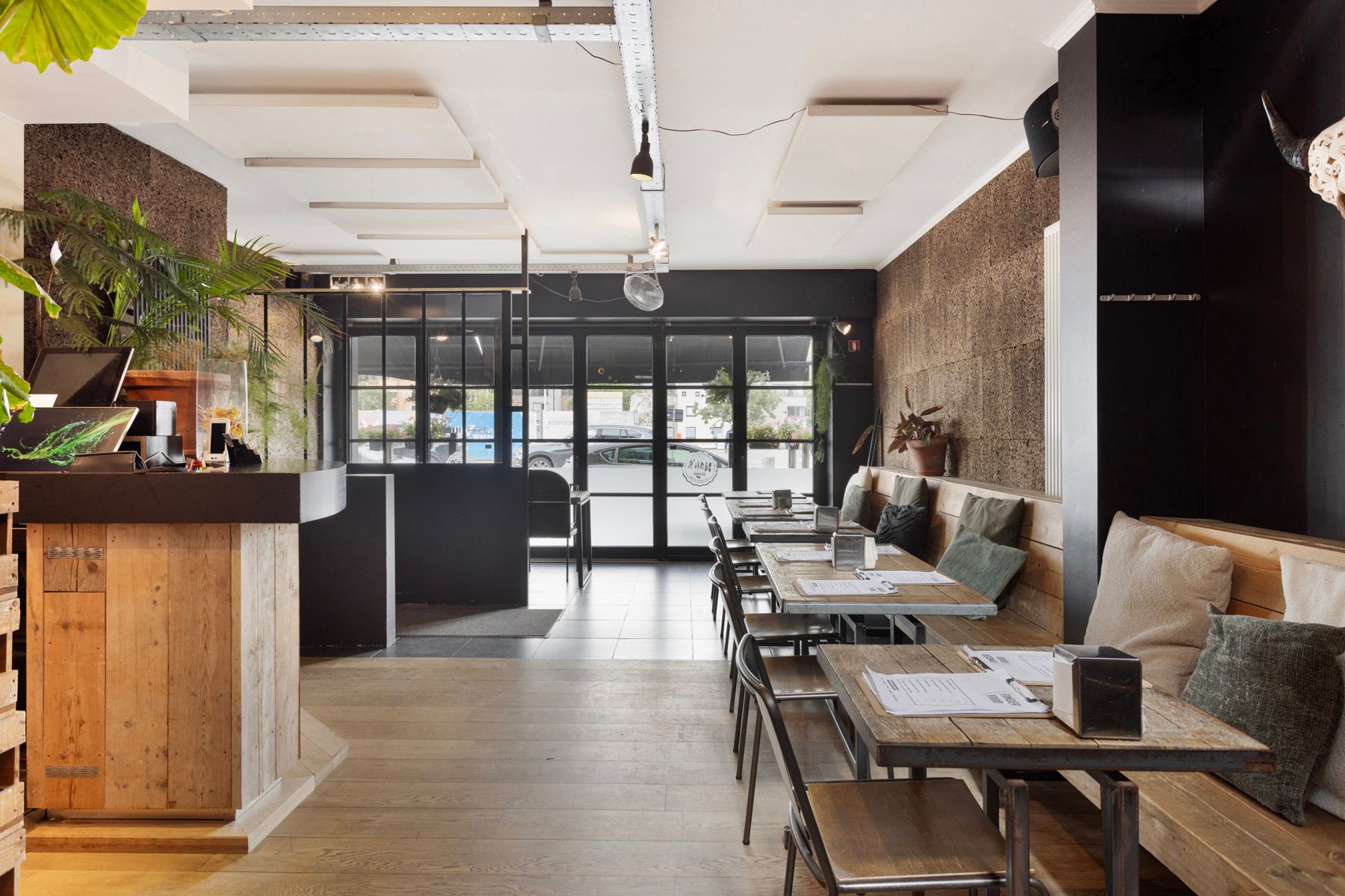 Gebouw momenteel ingericht als restaurant op stationsplein van Halle. foto 15