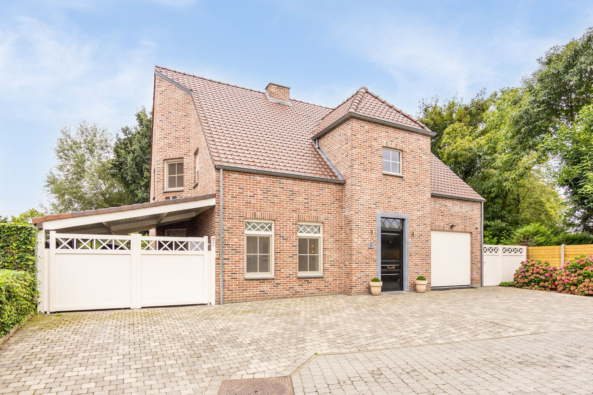 IDEALIS VASTGOED – CHARMANTE, PERFECT ONDERHOUDEN EN INSTAPKLARE GEZINSWONING OP EEN RUSTIG PERCEEL VAN 5A 18CA MET DUBBELE WOONKAMER, 4 KNAPPE SLAAPKAMERS, 2 BADKAMERS, PRACHTIG OPEN KEUKEN EN GARAGE! foto 3