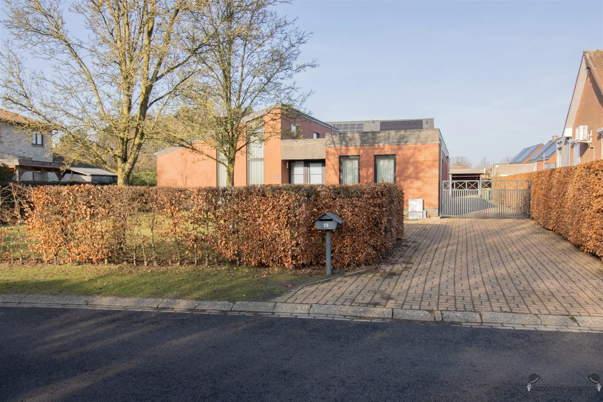 Rustig gelegen gerenoveerde (2022) gelijkvloerse woning met 4 slaapkamers op 970 m². foto 3