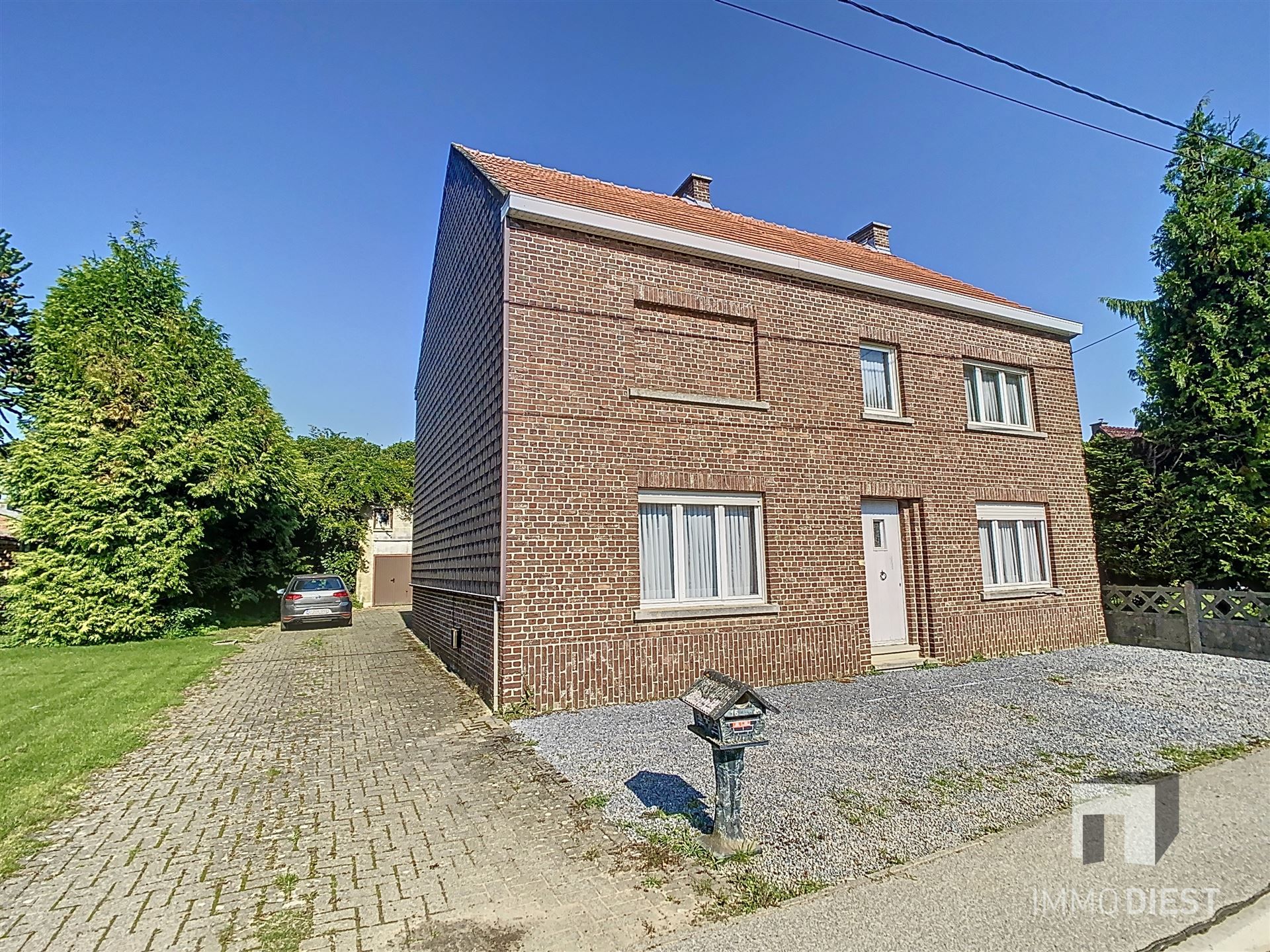 Te renoveren uitzonderlijk ruime woning op 15a 40ca! foto 1