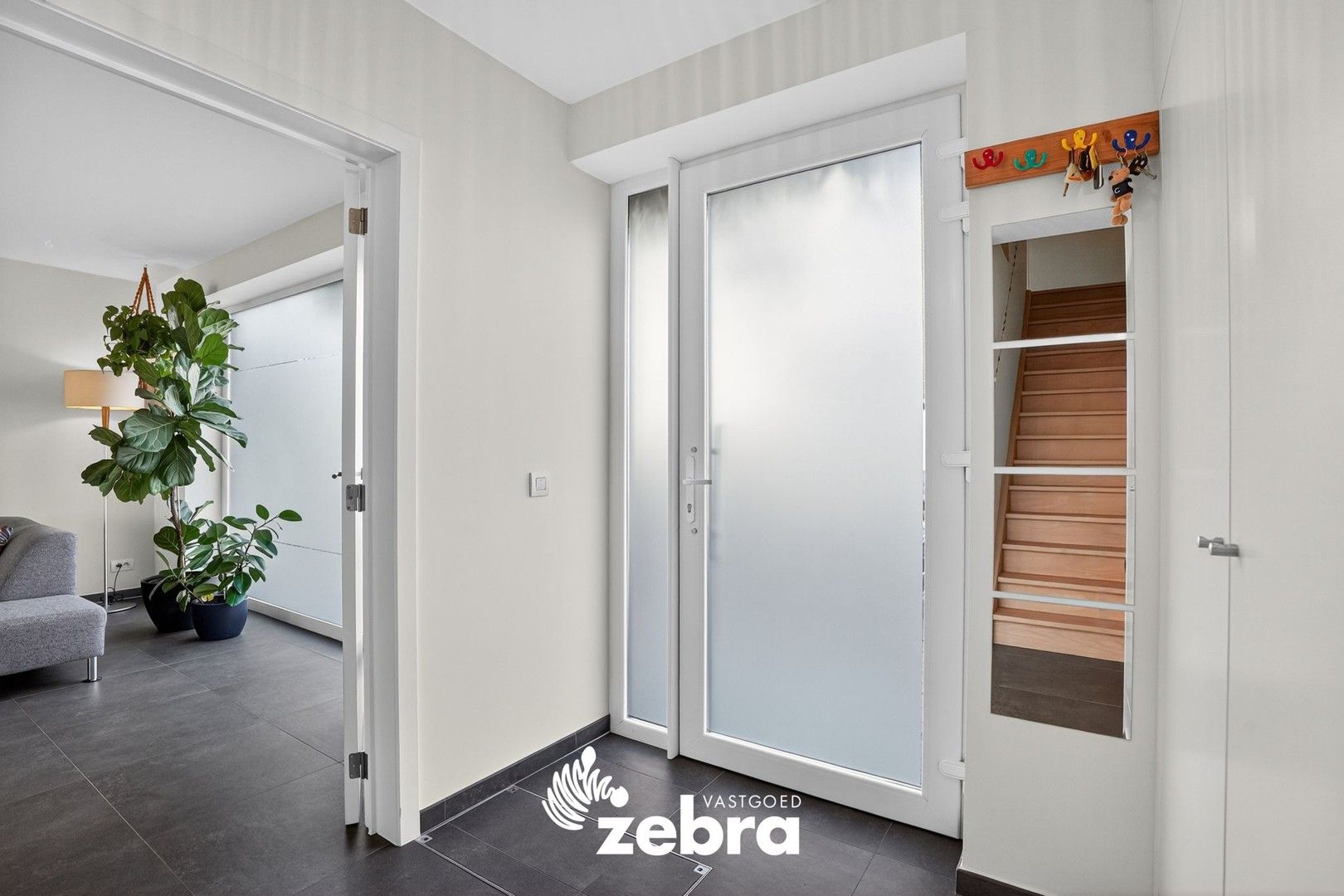 Instapklare woning met 4 SLK, 2 BADK en GARAGE! foto 3