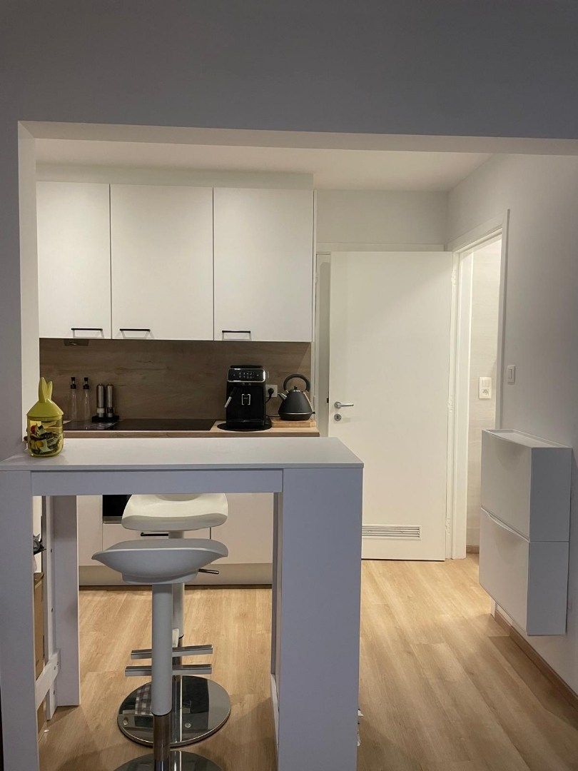 Ongemeubelde zonnige studio, vlak aan zee foto 9