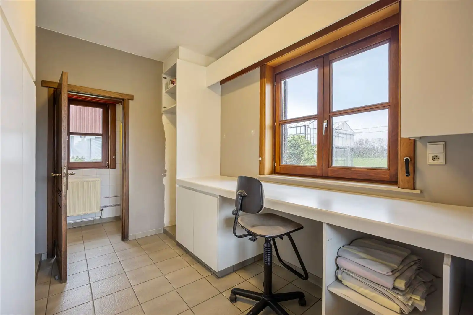 Riante open bebouwing in rustige straat foto 17