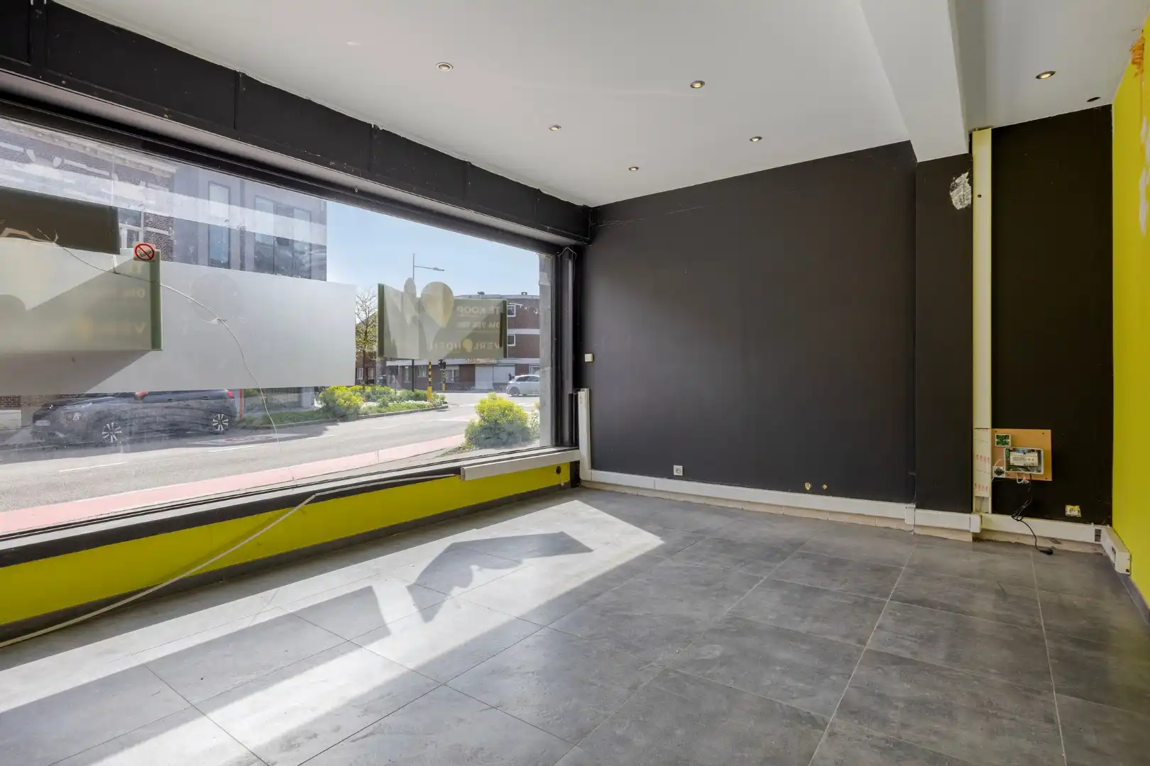 Commercieel gelegen handelspand met appartement met 3 slaapkamers en leuke stadstuin ! foto 4