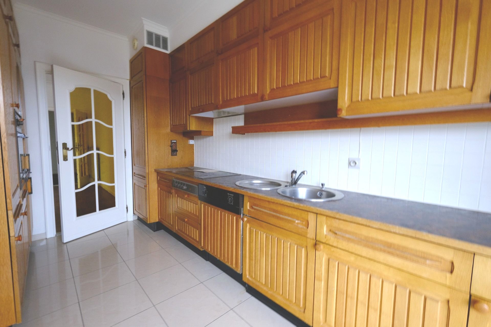 Ruim appartement in centrum Hasselt met 3 slaapkamers, garage en terras met uitzicht op de kanaalkom foto 5
