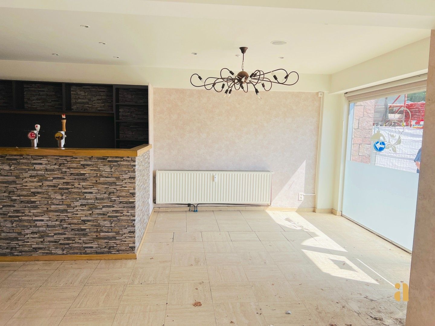 Veelzijdig handelspand van 100m2 met zonnig terras foto 6