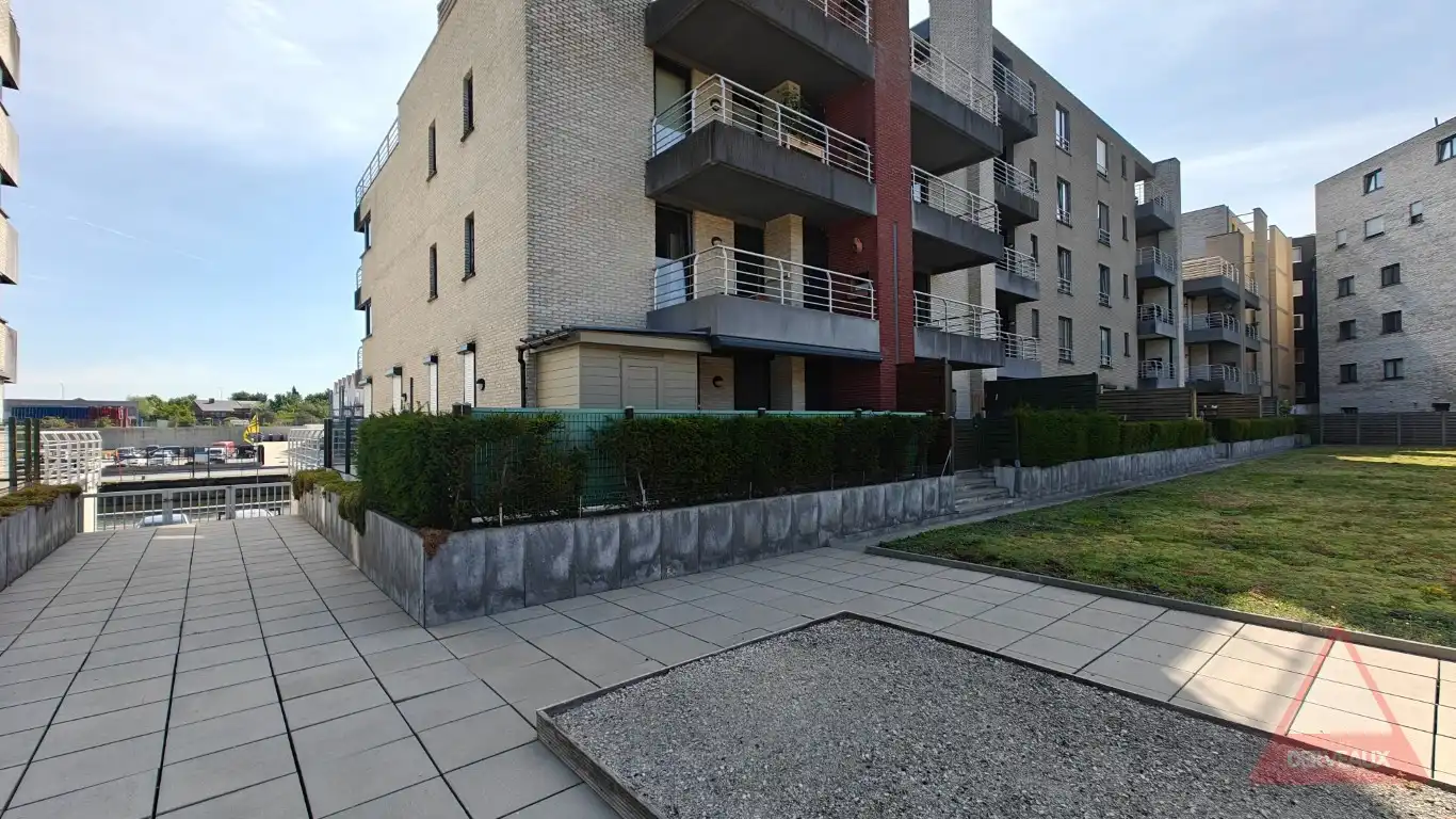 Ieper - Ruim en lichtrijk appartement met zonnig terras rondom foto 10