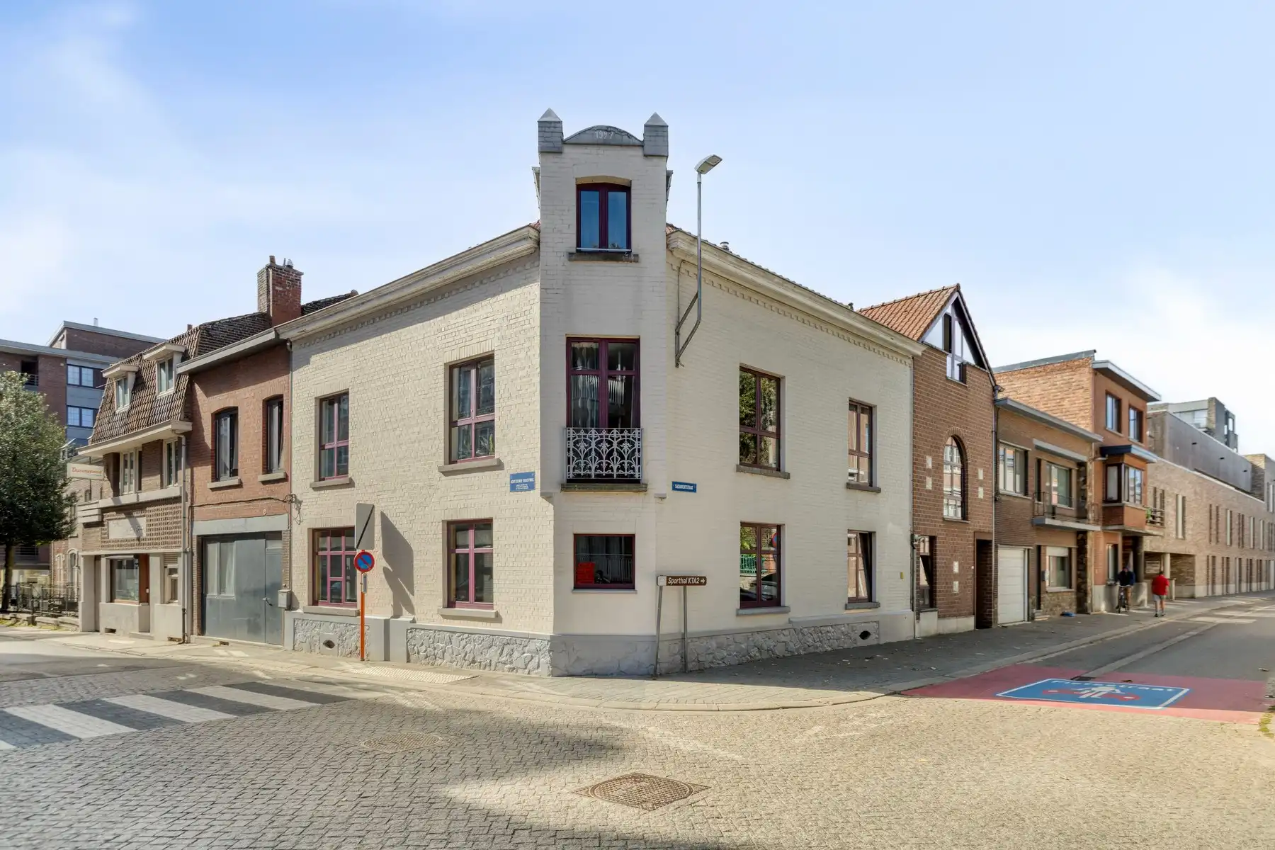 Hoofdfoto van de publicatie: Building van drie appartementen op wandelafstand van het commercieel centrum