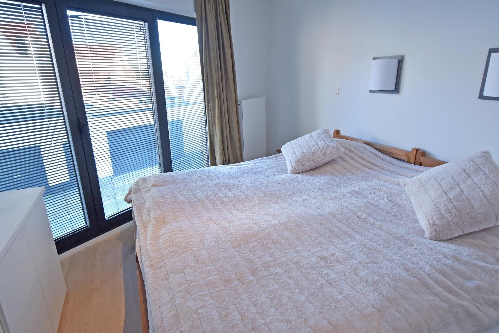 Mooi gemeubeld appartement met 3 slk's in een gegeerde straat in het oude Knokke nabij de groentenmarkt! foto 5