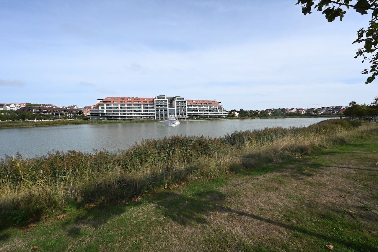 Prachtig gerenoveerd appartement op een topligging met frontaal meerzicht aan het zegemeer te Knokke. foto 4