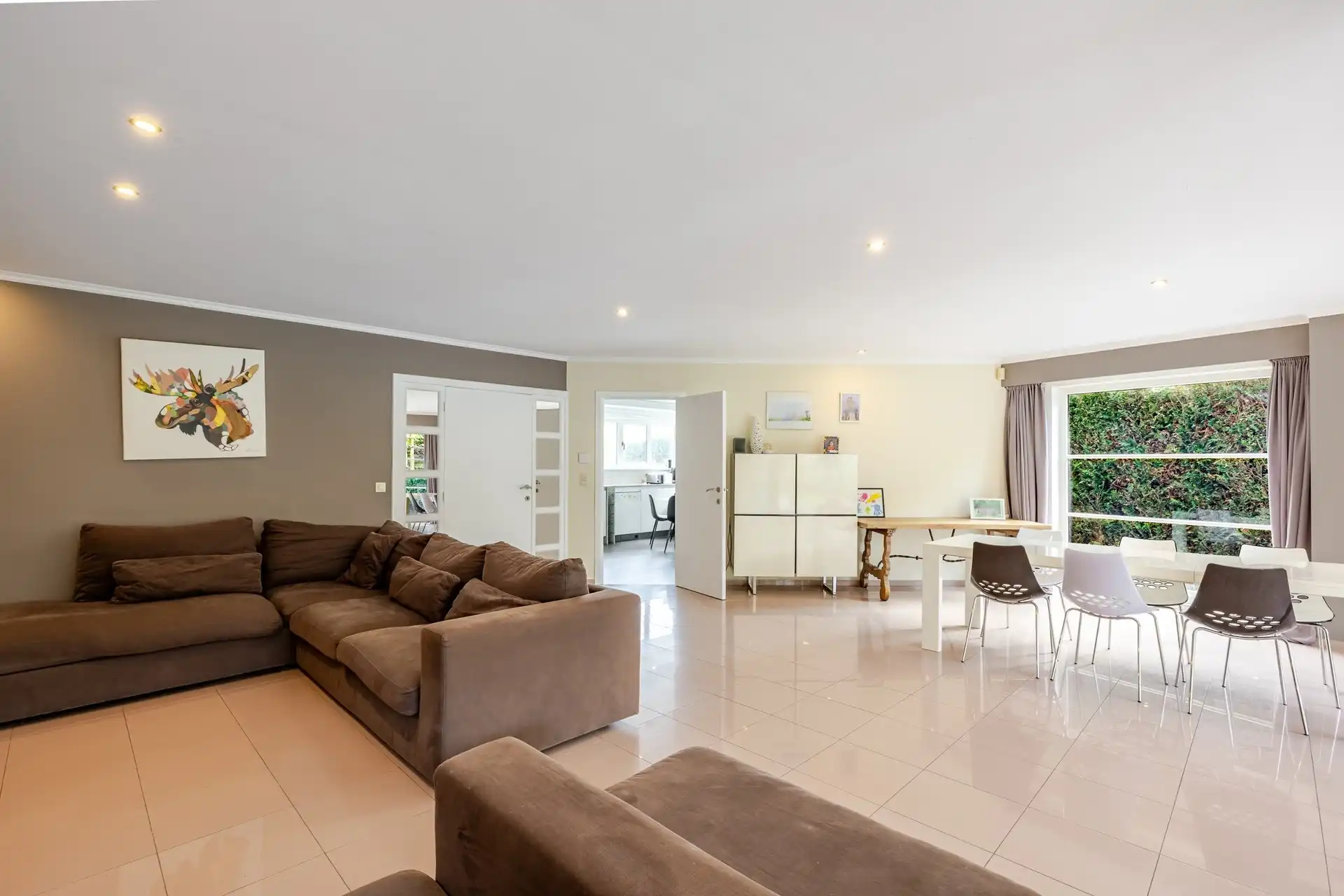 Instapklare en ruime gezinswoning met 5 slaapkamers, zonnige tuin en extra praktijk-/kantoorruimte op topligging te Aalst  foto 11