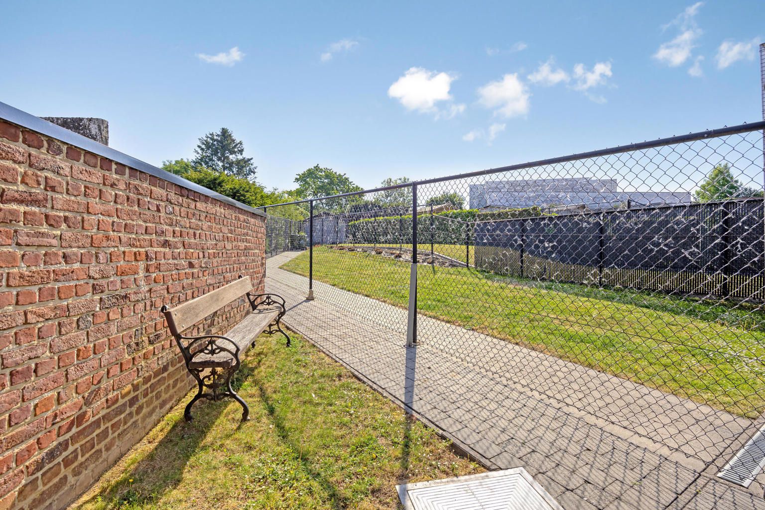  Instapklare recente woning met tuintje en carport foto 27