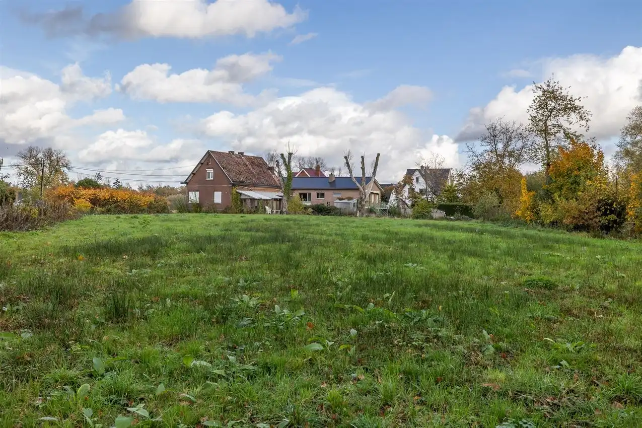 Uniek perceel van 50a33ca met af te breken woning aan agrarisch gebied foto 13