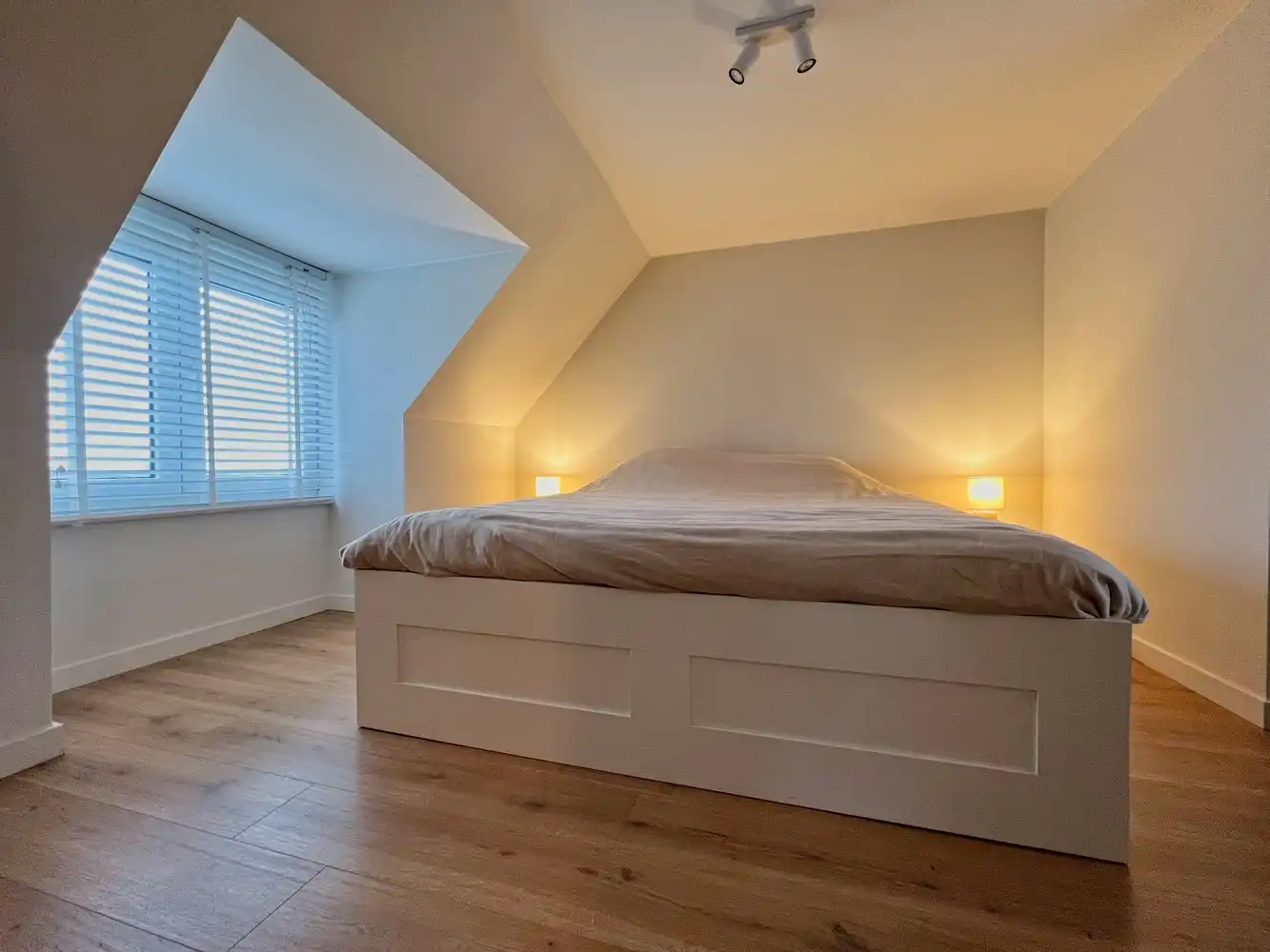 Kwalitatief vernieuwde woning met zonnige tuin (1004m²) foto 16