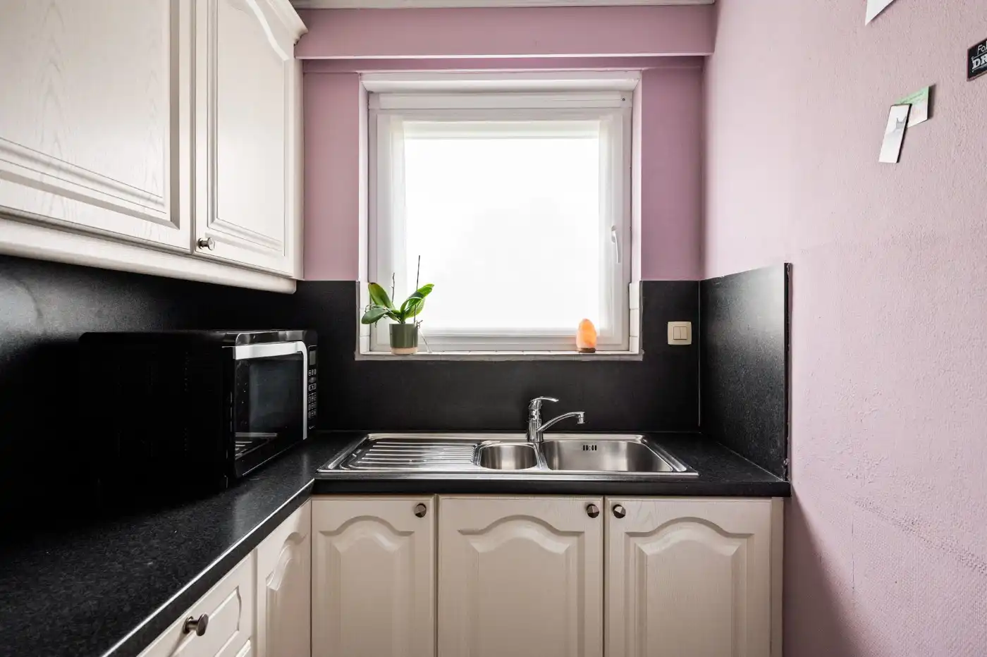 Keurig gelijkvloers appt. met 2 slpk., terras, voortuintje en garagebox foto 8