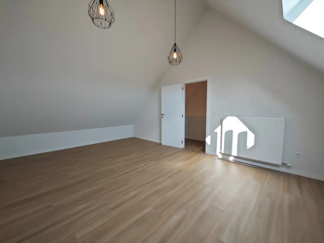 Volledig gerenoveerde stadswoning met 3 slpks en voll. aangelegde tuin foto 30