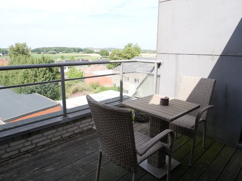 Dakappartement met 2 slaapkamers, groot terras en garage te huur in Tiegem foto 10