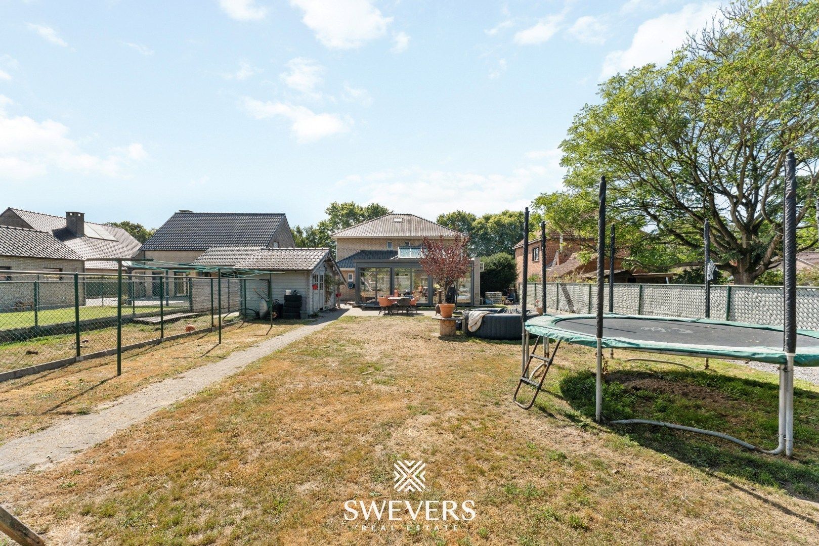 Ruime open bebouwing met nieuwe keuken en veranda foto 29