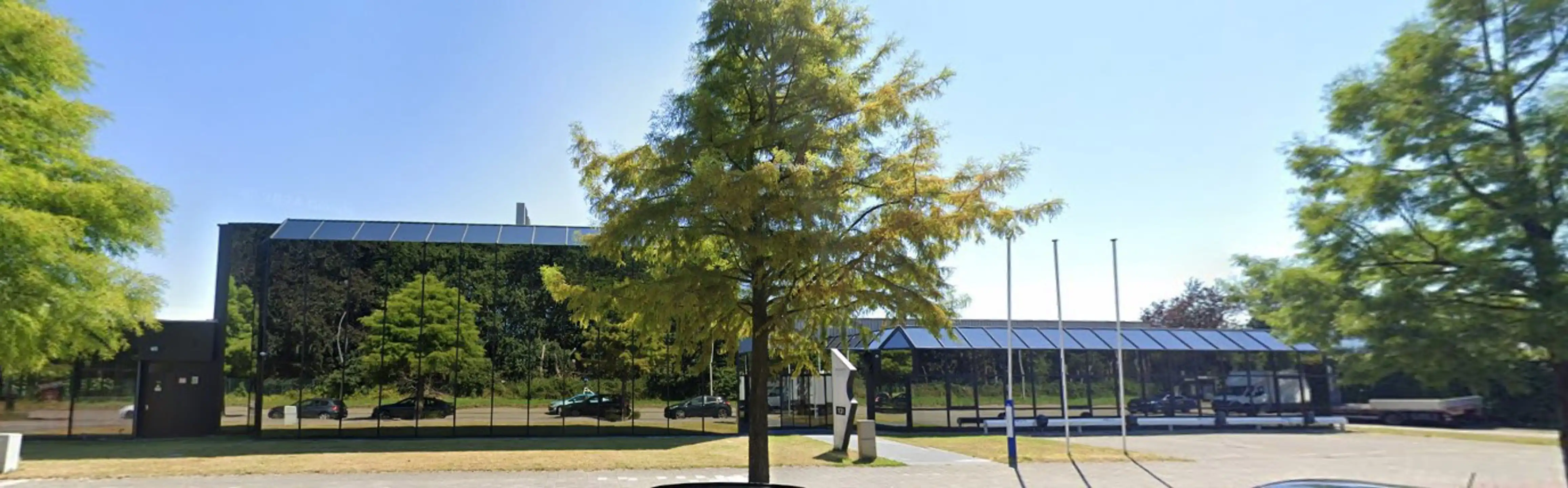 Industriegebouw met een modern gerenoveerde kantoorruimte foto 2