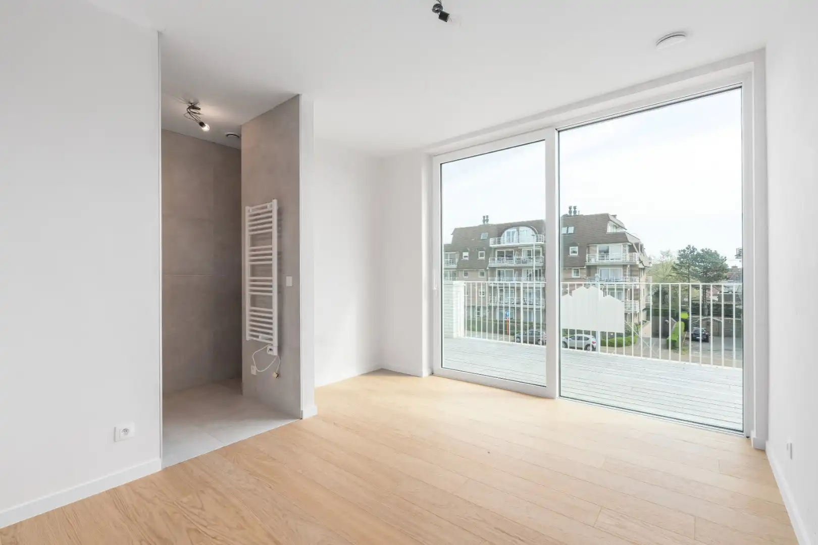 Ruim appartement met terras en lift in Koksijde, 3 slaapkamers, bouwjaar 2024, 110.00m², omgeving zeedijk, digitale tv, 2 badkamers foto 5