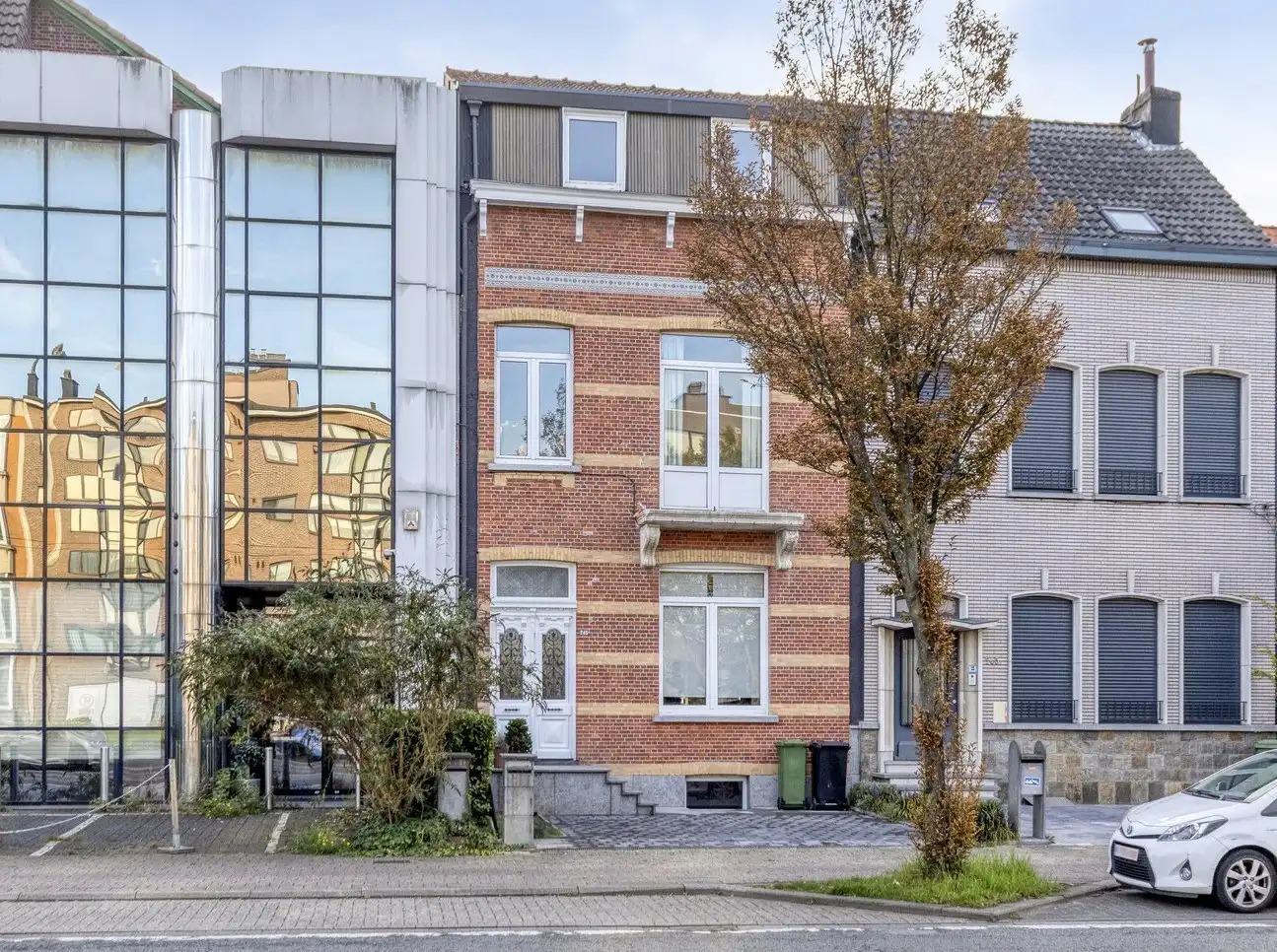 Karaktervolle herenwoning uit 1871 met 4 slaapkamers en prachtige stadstuin - Merksem foto {{pictureIndex}}