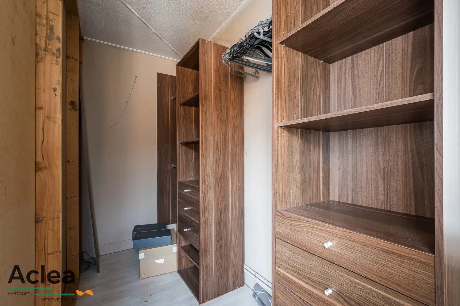 Te renoveren woning met grote magazijnruimte en veel potentieel foto 24