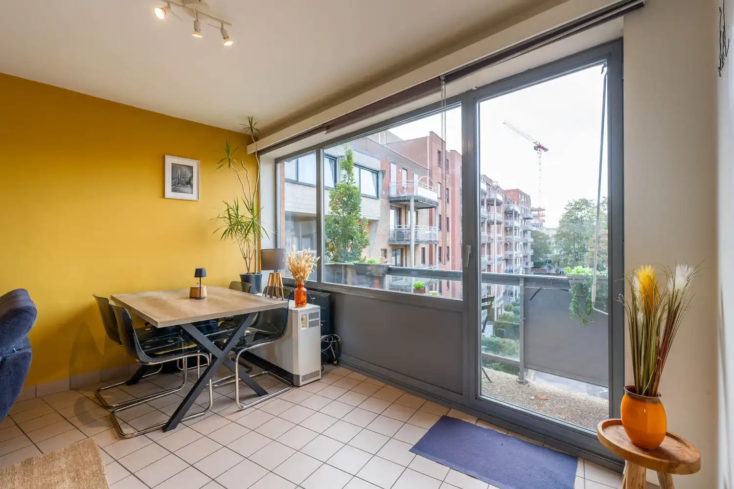 Centraal gelegen appartement met 2 slaapkamers, een terras en de mogelijkheid om een autostaanplaats en kelder bij aan te kopen te Leuven! foto 3
