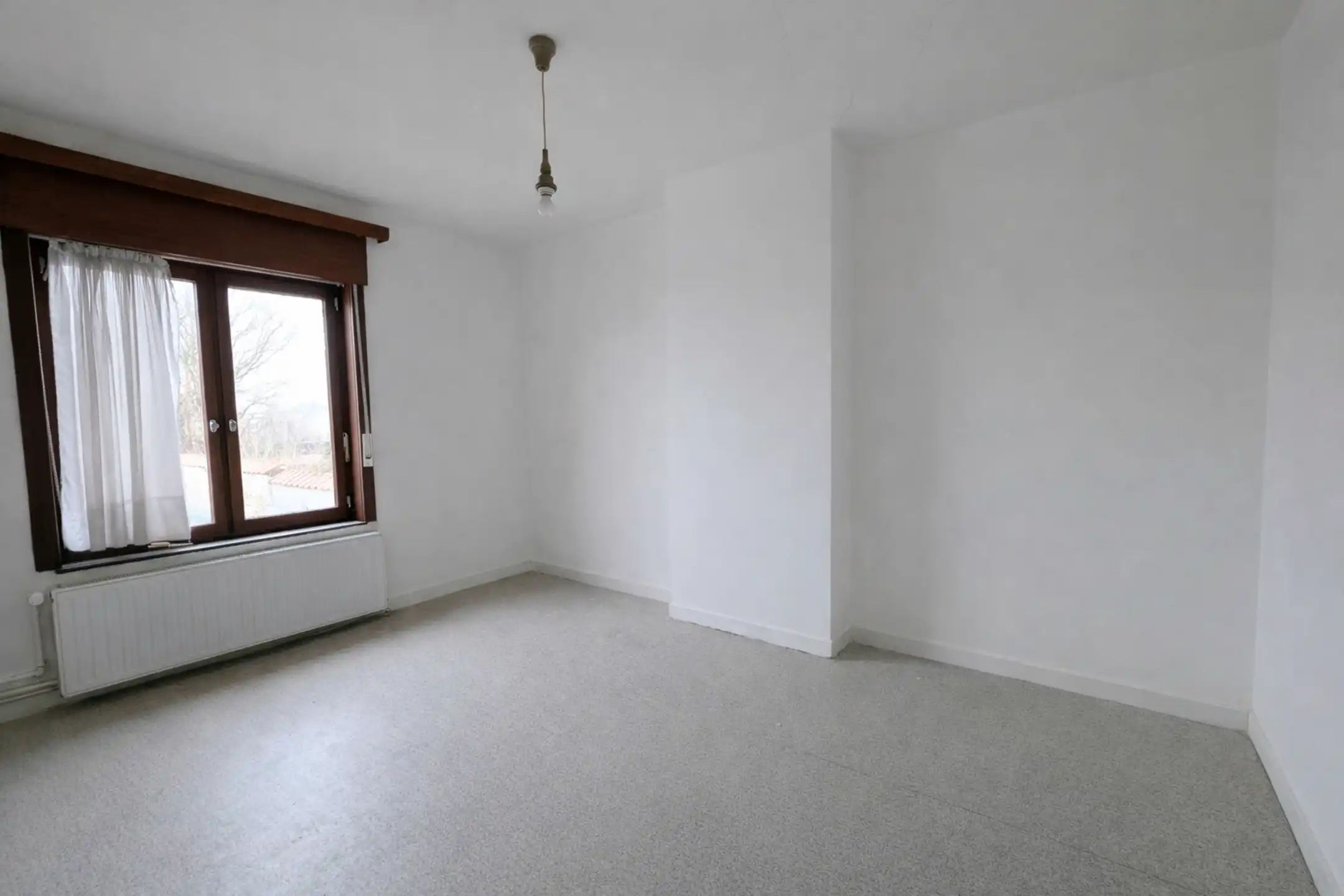 Ruime te renoveren woning met 4 slaapkamers, tuin en garage in Adinkerke te koop. foto 14