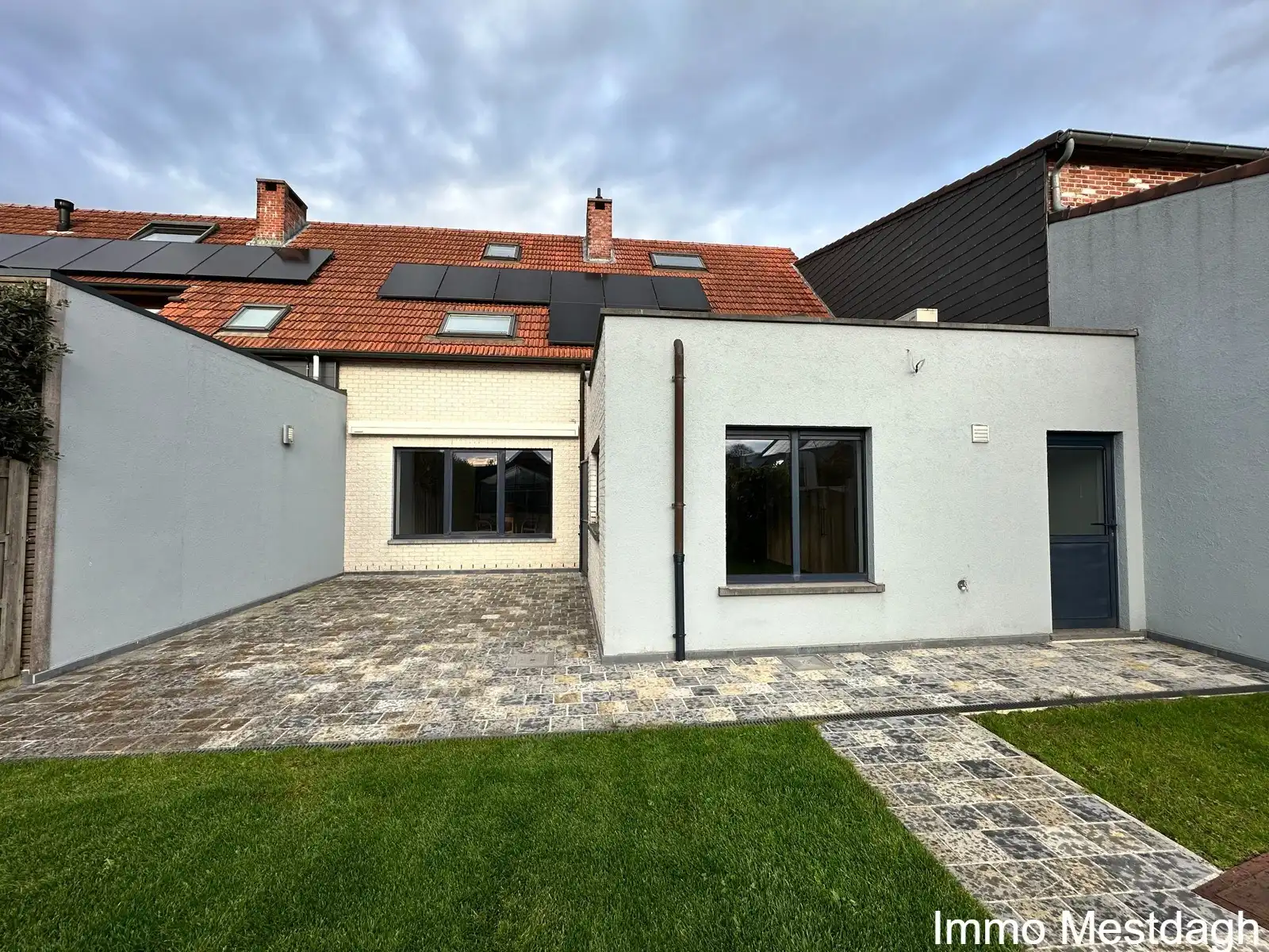 Gerenoveerde instapklare woning met tuin & terras & garages foto 2