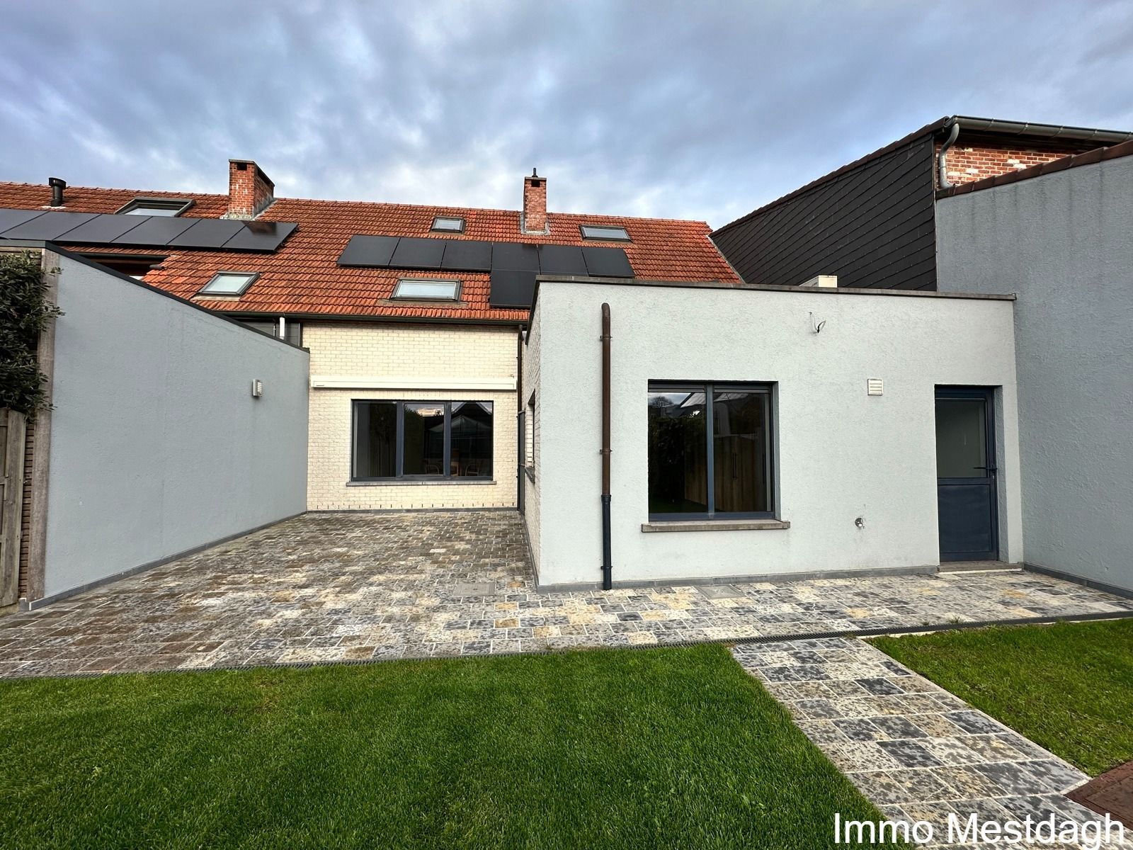 Gerenoveerde instapklare woning met tuin & terras & garages foto 2