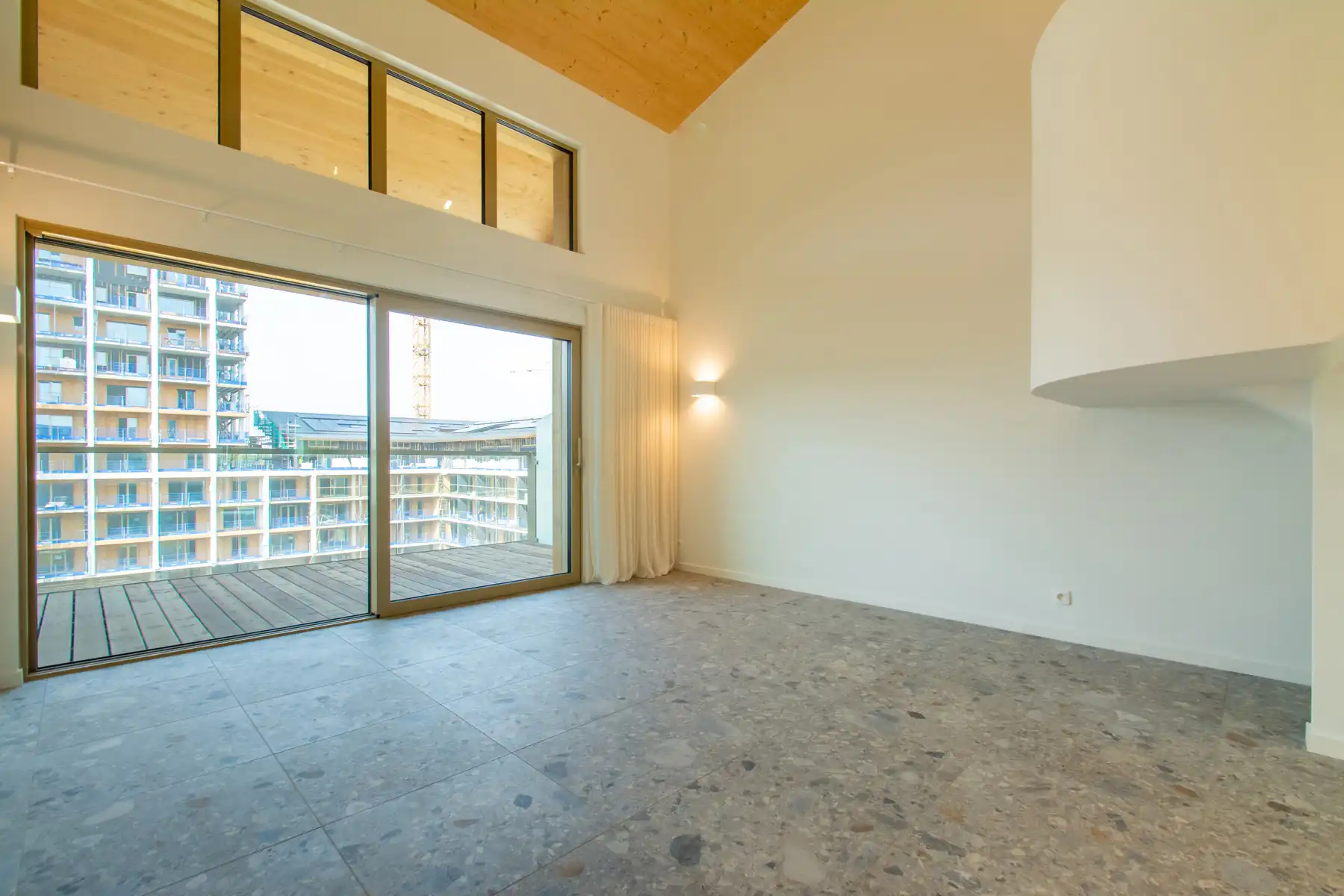 Prachtige penthouse 2 kamer appartement met groot terras foto 2