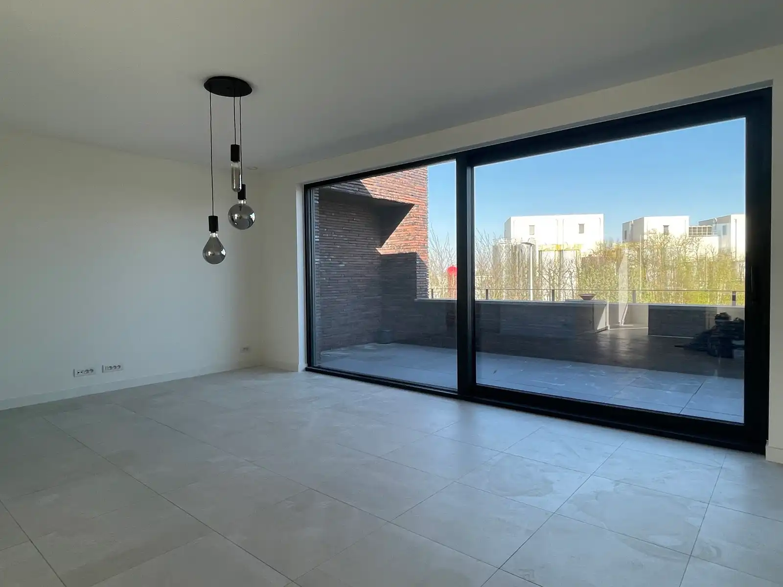 Instapklaar tweeslaapkamer appartement met ruim terras foto 3