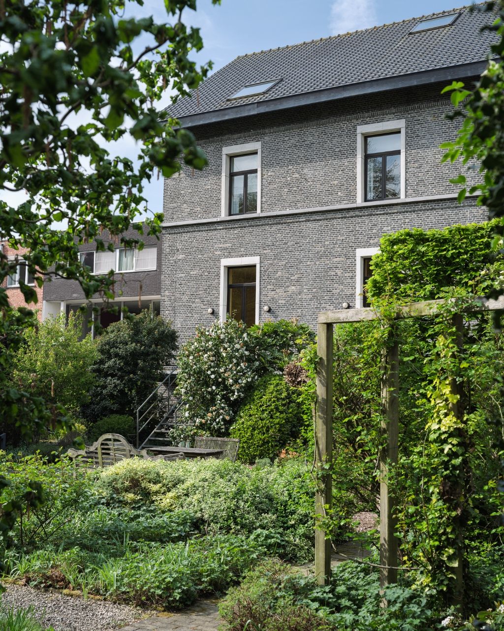 Uitzonderlijke opportuniteit Sint-Amandsberg – ‘Villa Bromelia’ - Statige en ruime woning (437m2 bvo) met een prachtig aangelegde tuin op een boogscheut van het stadscentrum – nabij de Rozenbroeken. foto 3